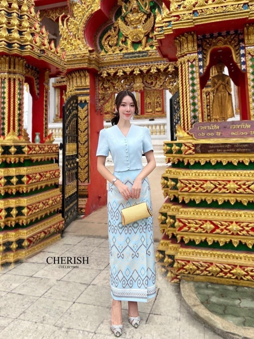 เช็ท 3 ชิ้น ชุดงานบุญ ชุดไทยหรือจะใส่เป็นธีมชุดเพื่อนเจ้าสาวก็เหมาะ ใส่ได้ทุก เทศกาล ดีเทล เสื้อวีแต่งกระดุมเรียง เสื้อแขนสั้น ใหล่ยกเล็กน้อยเสริมซับในอย่างดี ใส่คู่ผ้าถุงพิมท์ลาย เนื้อผ้าใส่สบาย มีเข็มขัด ไม่ว่าจะออกงานไหน ก็สวยยืนหนึ่งค่ะ
