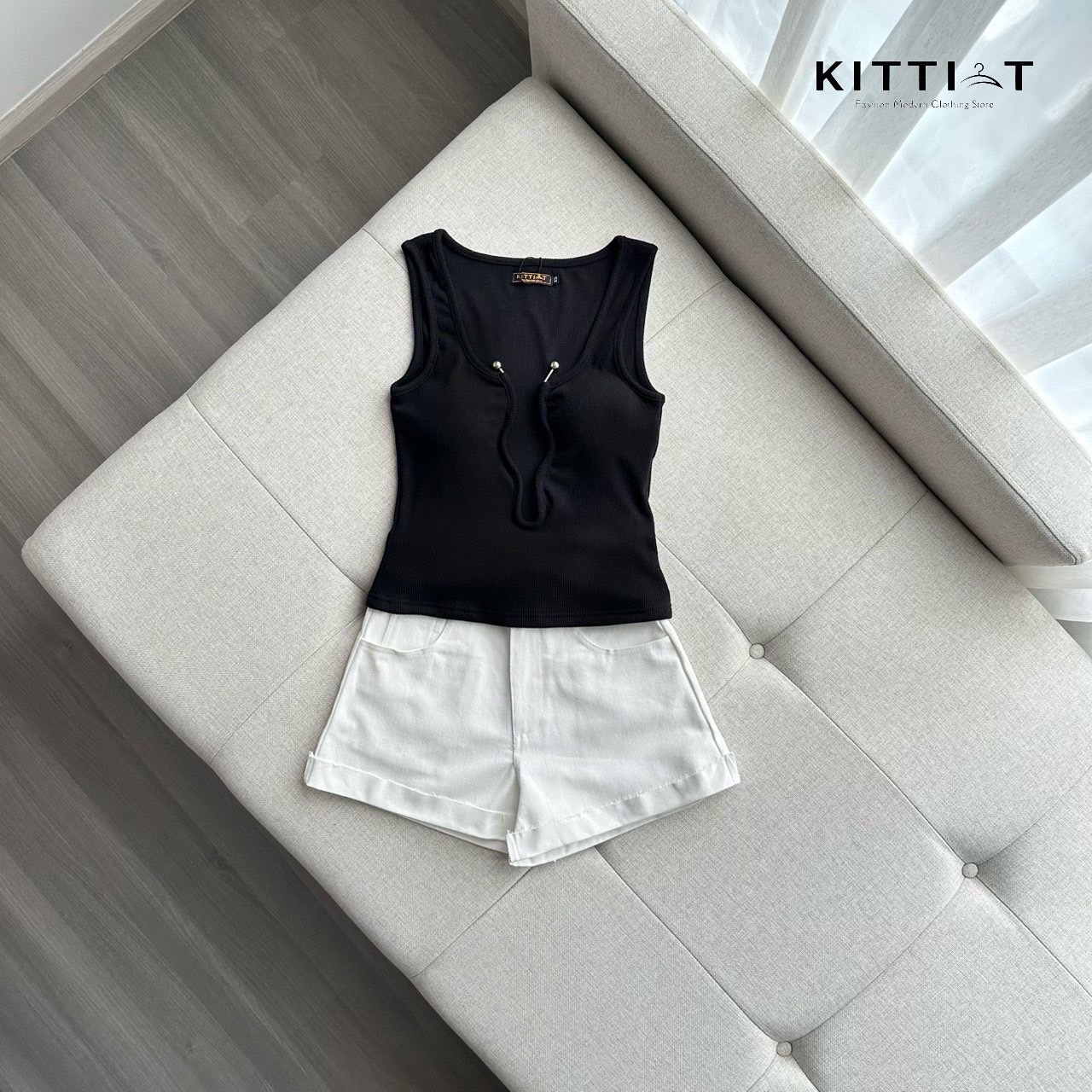 SET (2) ชิ้น เสื้อ+กางเกง เซทขายดี ใส่สวย ลองเล้ยย ตัวเสื้อเป็นผ้ายืด ช่วงหน้าอก คือ จึ้งมาก เว้าลึก มีตกแต่งด้วยโครงเล็ก มีฟองน้ำเสริมอก เนื้อผ้านิ่มใส่สบาย มาพร้อมกางเกง คู่ใจ ผ้ายีนส์ มีกระเป๋า หน้า หลัง รุ่นนี้ ใครรอ เอฟ เลย จึ้ง #กิตติ_ที #KITTI_T #เ