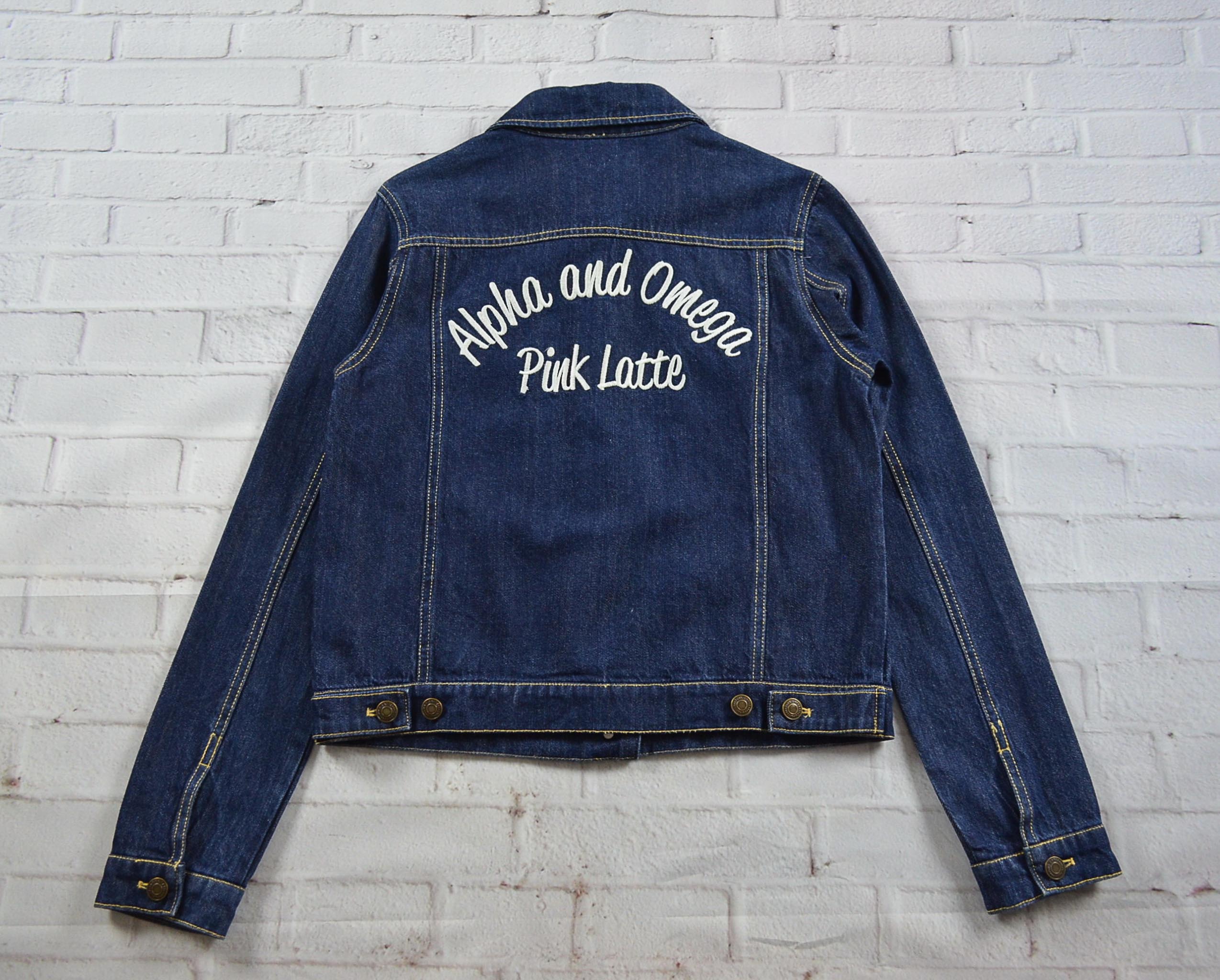 Latte อกจริง37' (M) เสื้อแจ็คเก็ตยีนส์ เสื้อยีนส์แขนยาวหญิงชาย สีเข้ม เนื้อผ้าดีไม่หนา ใส่สบายมีเป๋าข้างเป๋าใน ปักข้างหลัง