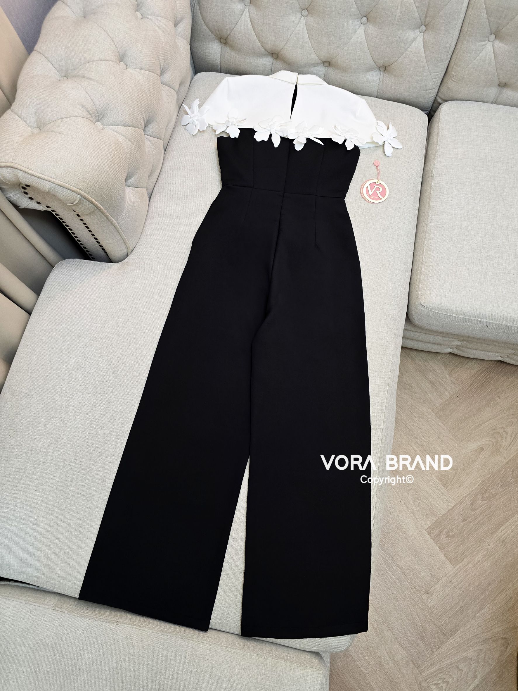 Jumpsuit ขายาว ทรงสวย คอปก แต่งคลุมช่วงไหล่ ดีเทลแต่งดอกไม้รอบไหล่ ดอกไม้เป็นเข็มกลัดถอดออกได้ค่ะ หน้าอกมีฟองน้ำจัดทรงให้ค่ะ เอวเข้ารูป เนื้อผ้าหนา เนื้อดี เป็นทรงสวย มีซับในทั้งชุดค่า