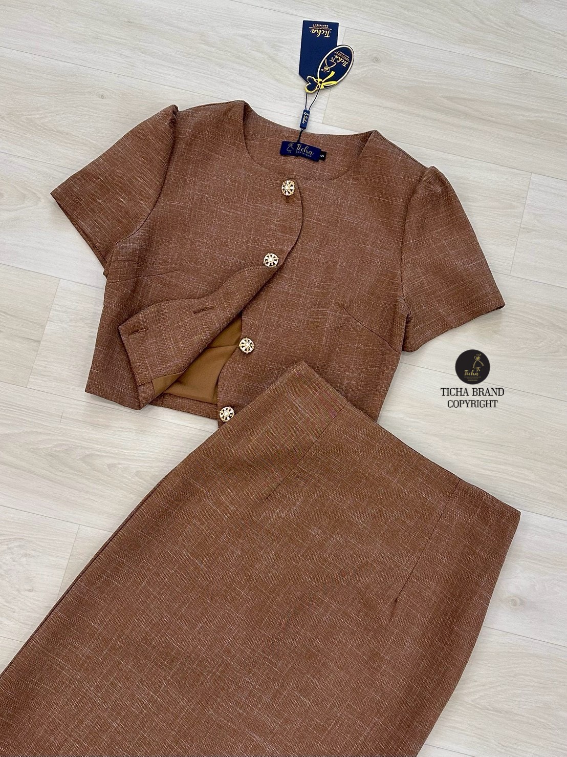 ชุด Set2ชิ้น เสื้อแขนสั้นสีน้ำตาล ดีเทลกระดุมหน้า (ใช้งานได้จริง) มาพร้อมกระโปรงสีเดียวกันทรงสอบดีเทลผ่าหลัง ดีไซน์สวย (มีซิปหลัง) เย็บซับในอย่างดี