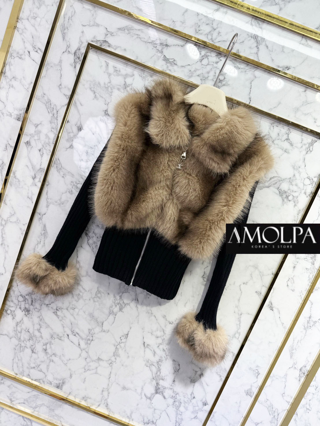 JACKET CEL ขนเฟอรร ซิปหน้า มีอะไหล่LOGO ห้อยตุ้งติ้ง งานสวย พื้นจะเป็นผ้าร่องใหญ่ทอแน่น แต่งปกคลุมด้วยเฟอร์ช่วงหน้าอกและปลายแขนมิ้ง เนื้อผ้านิ่มมากกกกก หนานุ่มแน่น.... งานน่ารักมาก ผ้าใส่สบายมากกกก เนื้อผ้าดีมากๆค่ะค๊าลูกค้า ใส่แล้วไม่ร้อนระบายความร้อนได้