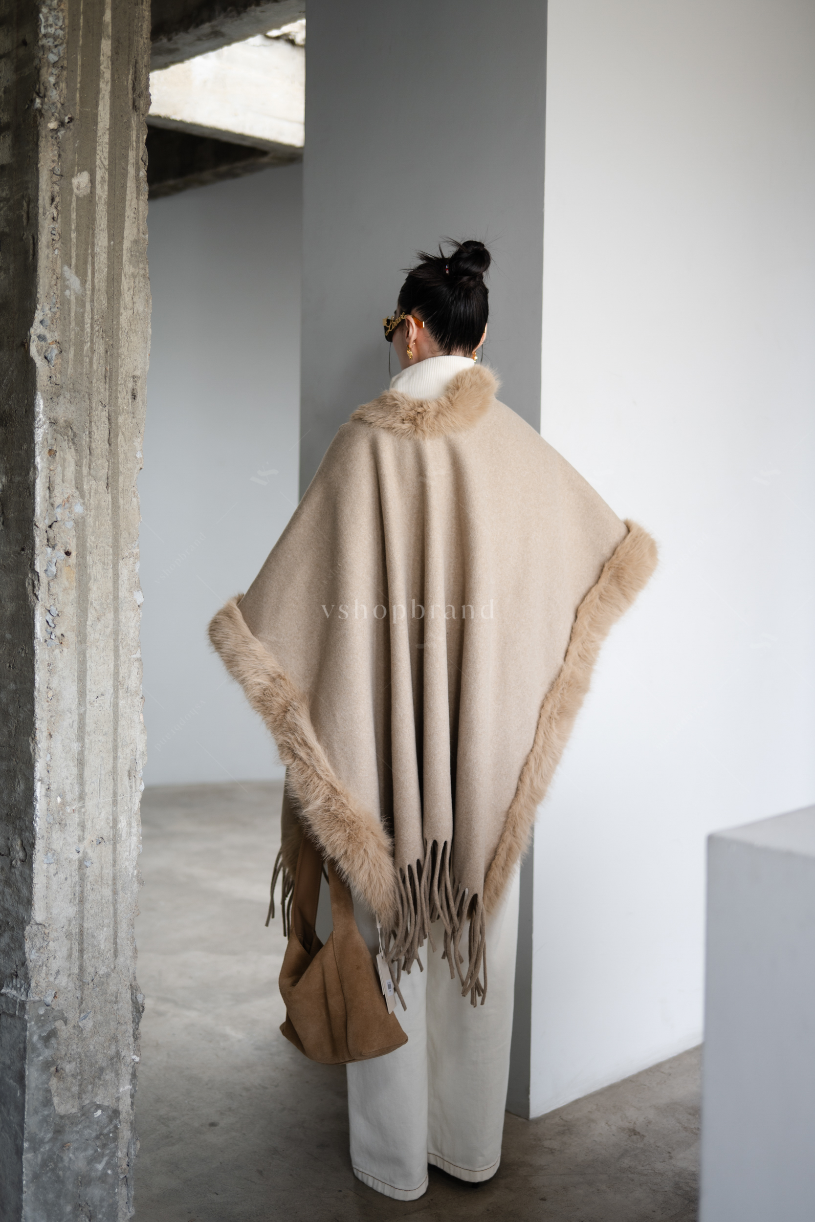 เสื้อคลุมทรงค้างคาวพู่ชาย ขอบเฟอร์