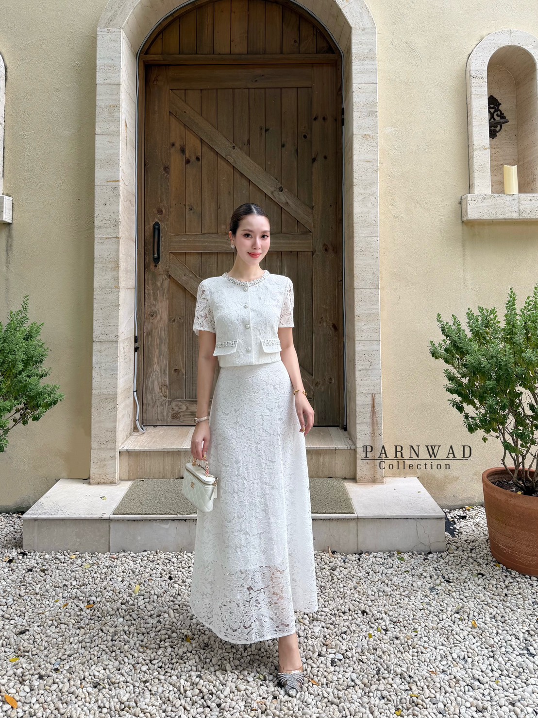 Set เสื้อลูกไม้เนื้อนิ่มกระดุมหน้าแต่งเลื่อมสีเงินที่คอและกระเป๋า มาพร้อมกับกระโปรงลูกไม้เอวสูงซับในทั้งชุด จะใส่ไปงานบุญทอดกฐินหรือกินเจก็สวยเลิศ ชุดนี้ไม่มีไม่ได้แล้วนะคะ #parnwadcollection