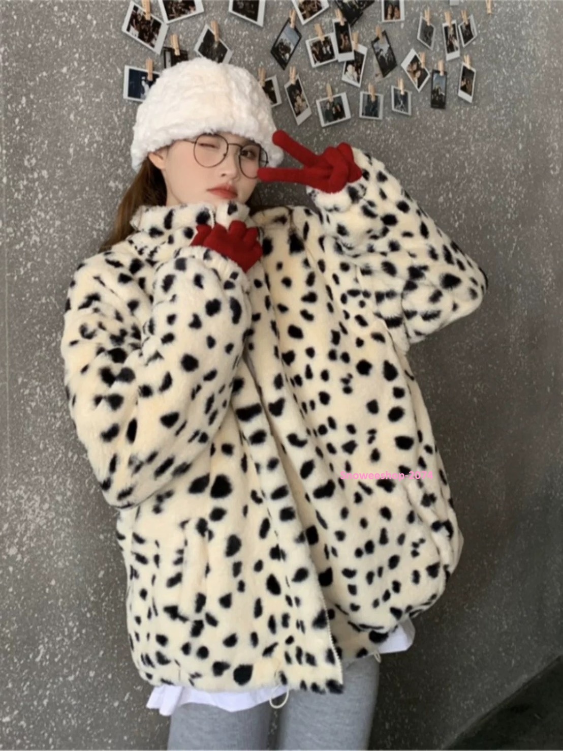 Leopard Lover Must-Have ลายเสือกลับมาแรงอีกครั้ง เสื้อโค้ทขนกำมะหยี่นุ่มฟู ทรงหลวมใส่สบาย สไตล์เกาหลีสุดชิค ใส่เที่ยวต่างประเทศก็ปัง ใส่ในเมืองก็เก๋ อุ่นแต่ไม่อ้วน ใส่แล้วดูแฟสุดๆ ใส่เที่ยวได้ตั้งแต่โซลถึงซัปโปโร พร้อมให้เลือกหลายไซ ใส่ยังไงก็สวยทุกองศา