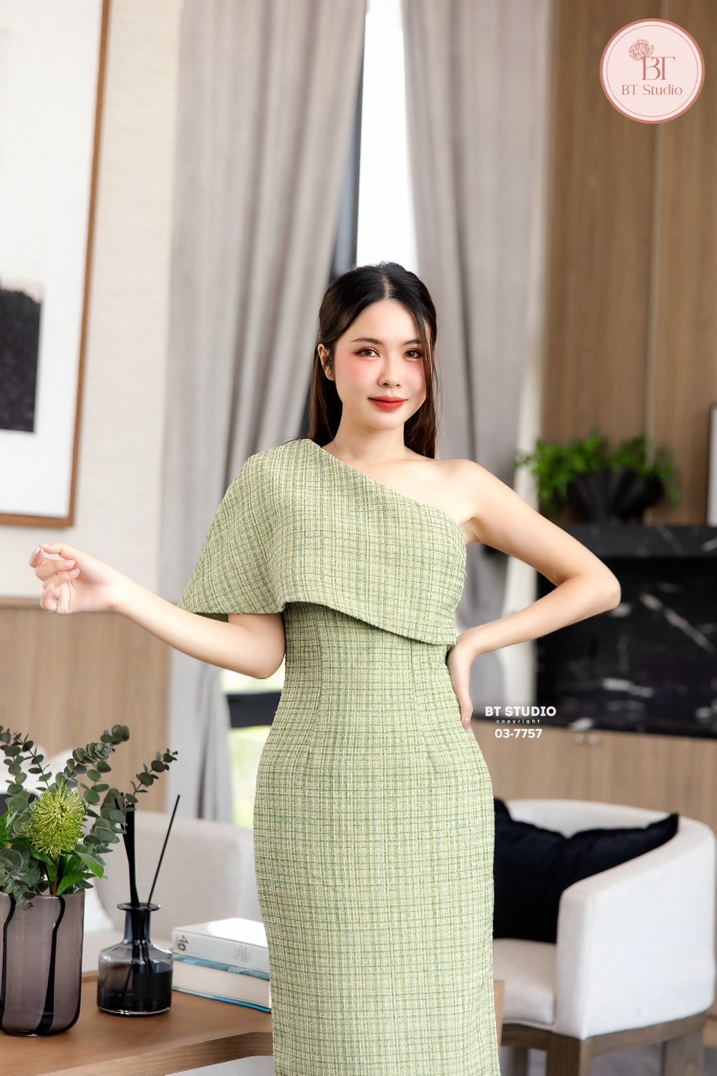 เดรสยาว ดีเทลแต่งคลุมไหล่เดียว เนื้อผ้าทวิสต์อย่างดี ใส่แล้วดูแพง ช่วงอกเสริมฟองน้ำ ด้านหลังผ่าหลัง คัตติ๊งเนี๊ยบ ใส่สวยยืนหนึ่ง ห้ามพลาดความสวยนร้า