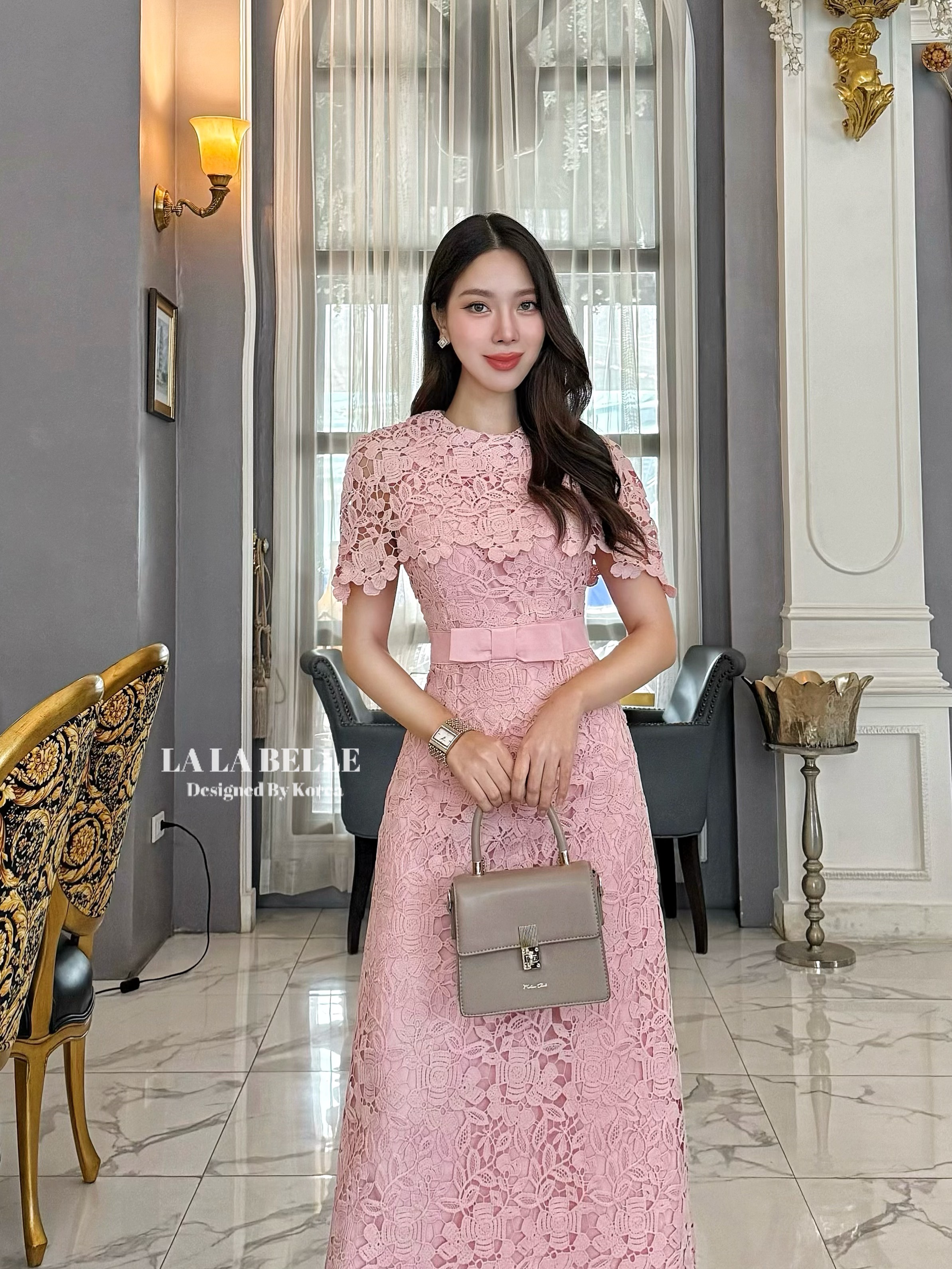 เดรสลูกไม้รุ่นฮอตดัดแปลงมาเป็นทรงคลุมไหล่รุ่นขายดีของที่ร้านทรงชุดคอกลมคลุมไหล่เอวเข้ารูปแต่งขอบเอวโบว์กระโปรงยางทรงเอมีซัยในถึงปลายชุดสวย