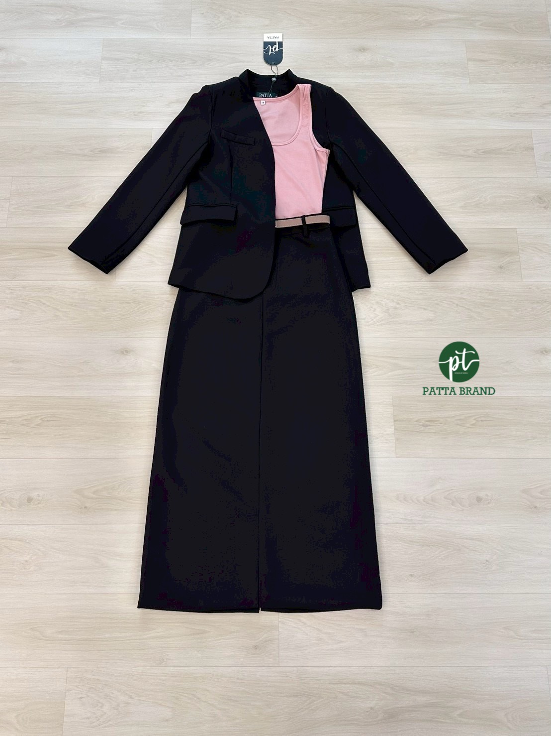 Set 3ชิ้น สุดคุ้ม เสื้อคลุมเบเซอร์แขนยาว สีดำ กระเป๋าหน้าใช้งานได้จริง มาพร้อมเสื้อกล้ามสีชมพูโอรส คอกลมตัวใน เนื้อผ้ายืดหยุ่นได้ตามตัว แมทซ์กับกระโปรงยาวทรงสอบสีดำ ดีเทลแต่งผ่าหลังยาว (ซิปหลัง) ใส่คู่กับเข้มขัดสีน้ำตาลเส้นเล็ก สวย เนื้อผ้าดีสุดๆ ลุคCEO ต