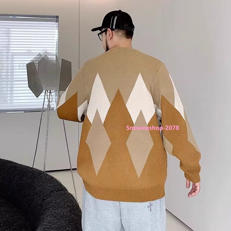 อากาศหนาวแค่ไหน…ก็ยังดูดีได้ เสื้อสเวตเตอร์ไหมพรมทรงหลวม ใส่ได้ทั้งผู้ชายและผู้หญิง ดีไซน์เรียบแต่ดูแพง ผ้านุ่มไม่คัน อุ่นกำลังดี เหมาะสุดๆ สำหรับทริปเที่ยวต่างประเทศ ไซส์ใหญ่พิเศษ 2XL–8XL จะใส่เดี่ยวๆ ก็ดูแฟ ใส่คู่กันก็อบอุ่นหัวใจ มี 2 สีคลาสสิก ใส่ง่าย