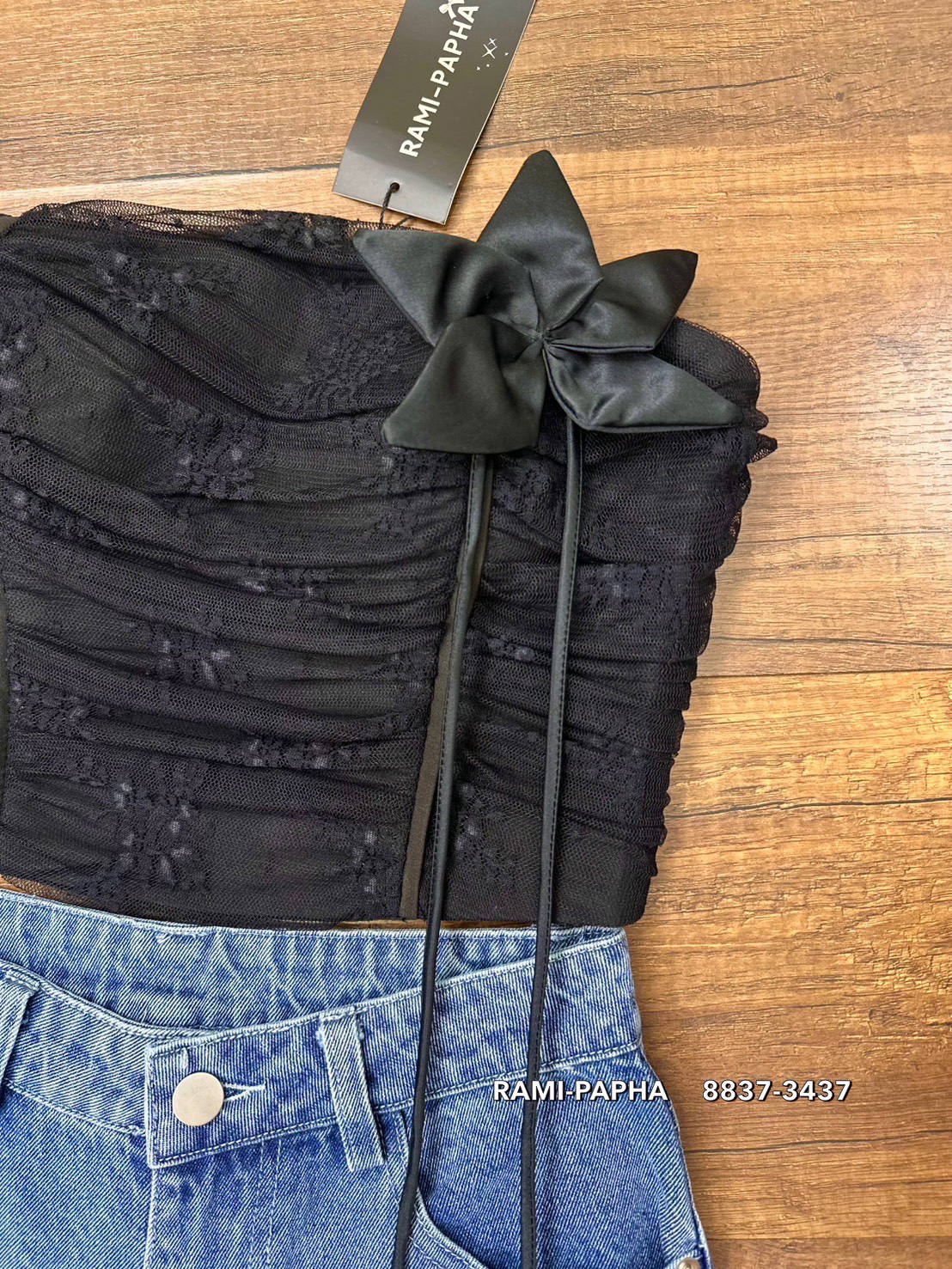 Label :: RAMI-PAPHA(รมิปภา) เสื้อเกาะอกสีดำเนื้อผ้าลูกไม้เกรดพรีเมี่ยม เนื้อนิ่มมากลูกไม้ดีเทลเย็บย่นทั้งตัว ด้านหน้ากุ้นแถบสีดำเก๋มากคะ มีฟองน้ำจัดให้ทรงสวย มีกันลื่นรอบอก ซับในอย่างดีทั้งตัว ซิปหลัง ++มาคู่กับ กางเกงยีนส์ทรงสวย ฟอกสีสวยมาก กระเป๋าใช้งาน