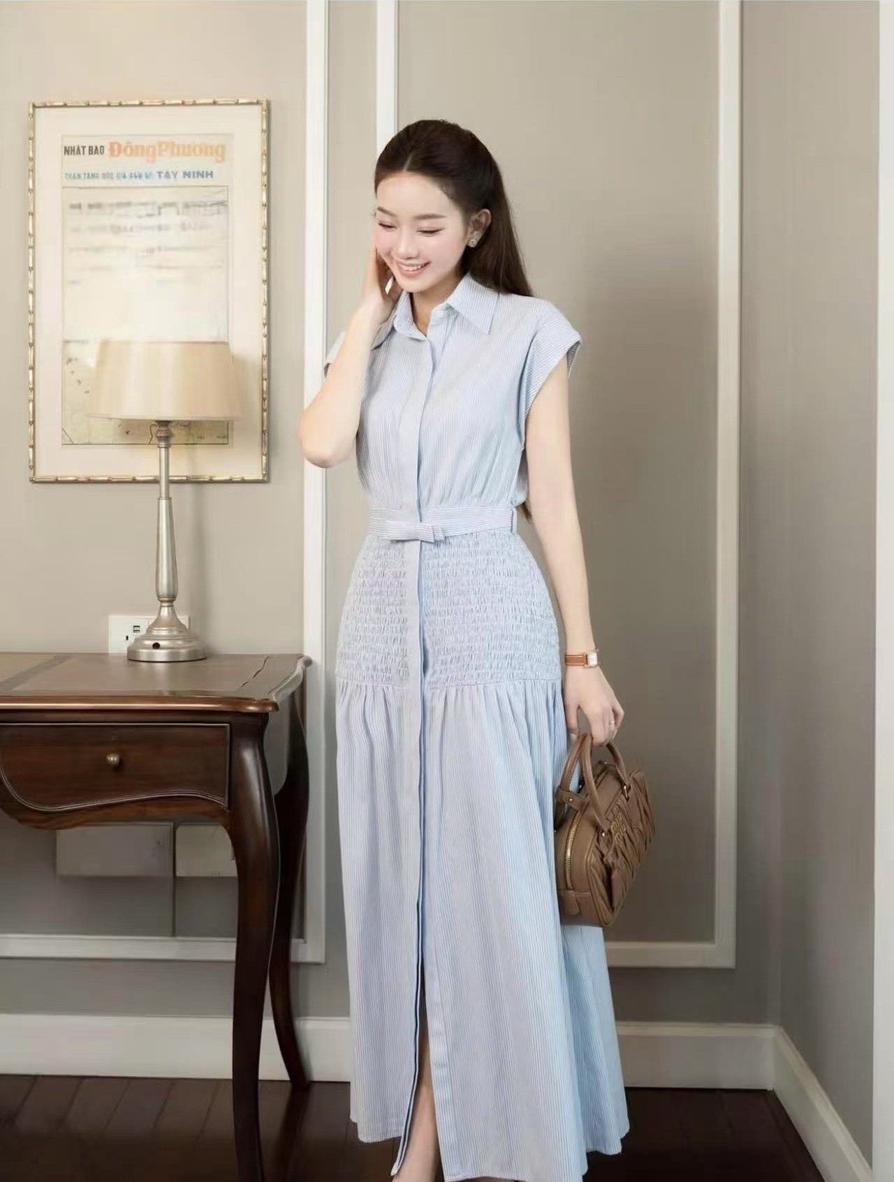 เดรส ทรงสวยมาก สีฟ้าลายทาง คอปก มีกระดุมด้านหน้าชุด แต่งโบช่วงเอว สวยมาก จะใส่ไปงานวันแม่ ใส่เที่ยว ออกงาน ดินเนอร์ งานแต่ง ปาตี้กับเพื่อน