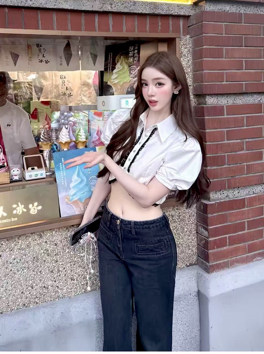 เซ็ตเสื้อครอป + ยีนส์เอวต่ำทรงขากว้าง✨ เซ็ตนี้มาพร้อมเสื้อครอปสีขาวทรงพองแขนสั้น ดีเทลแต่งขอบลูกไม้สีดำเพิ่มความหวานปนเปรี้ยว ตัดกับทรงเอวลอยกำลังดี โชว์เอวสวยๆ แบบไม่โป๊เกินงาม แมทช์กับกางเกงยีนส์เอวต่ำทรงขากว้างที่ช่วยให้ดูขายาว ใส่ง่าย