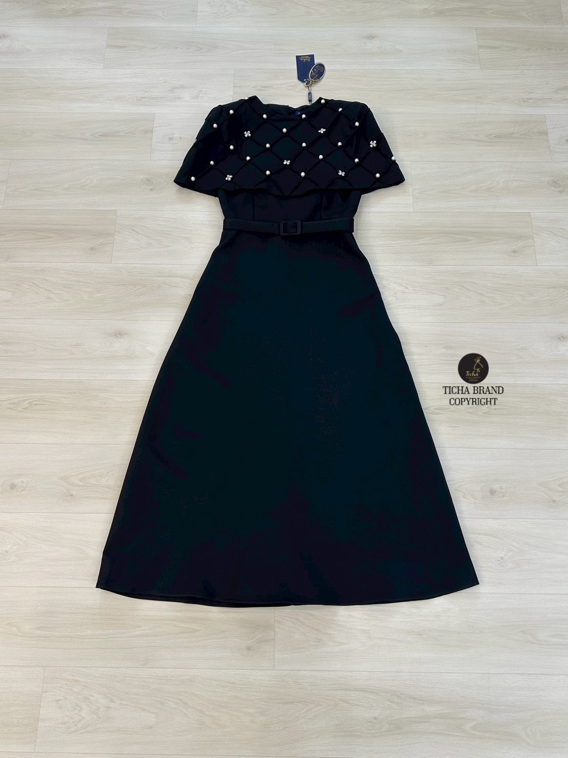 Ticha : Set 2 ชิ้น Maxi เดรสเดี่ยวสีดำ อกเสริมฟองน้ำ ซิปหลังช่อนอย่างดี อกเอวเข้ารูป ตัวกระโปรงบานออกเล็กน้อย มีชับใน เพิ่มความหรู ดูแพง ด้วยเสื้อคลุมไหล่ ดีเทลเดินตะเข็บนู้นๆออกมาเป็นตาราง แต่งเพชรและนุขสลับกัน มีกระดุมหลังมาพร้อมเข้มขัดผ้าสีเดียวกับชุด