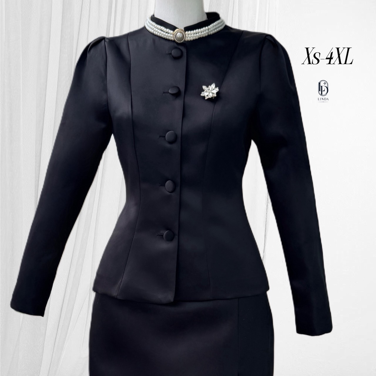 ชุดไทยจิตรลดาคอตั้งแขนยาวบ่าเสริมฟองน้ำยกไหล่กระดุมปั้มเรียงเม็ดตัวชุดเข้าเอวแต่ไม่แน่นทรงสวยมาพร้อมผ้าถุงป้ายหน้าใช้ผ้าเยอะเผื่อให้ใส่เดินนั่งได้สะดวกเพราะตรงที่ป้ายเผื่อผ้าให้เยอะไม่มีผ่าหลังใส่ได้สุภาพเนื้อผ้าไหมอิตาลี