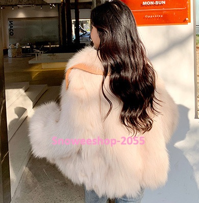 สวยหรู ดูแพงทุกลุค เสื้อโค้ทขนเฟอร์แต่งขอบหนัง ไฮเอนสุดปัง อุ่นหนา แต่ใส่แล้วเบาสบาย ขนนุ่มฟู ดีไซน์โอเวอร์ไซ หรูหราแบบคุณหนู ใส่แล้วถ่ายรูปสวยทุกมุม มี 2 สีสุดคลาสสิค ควรมีติดตู้
