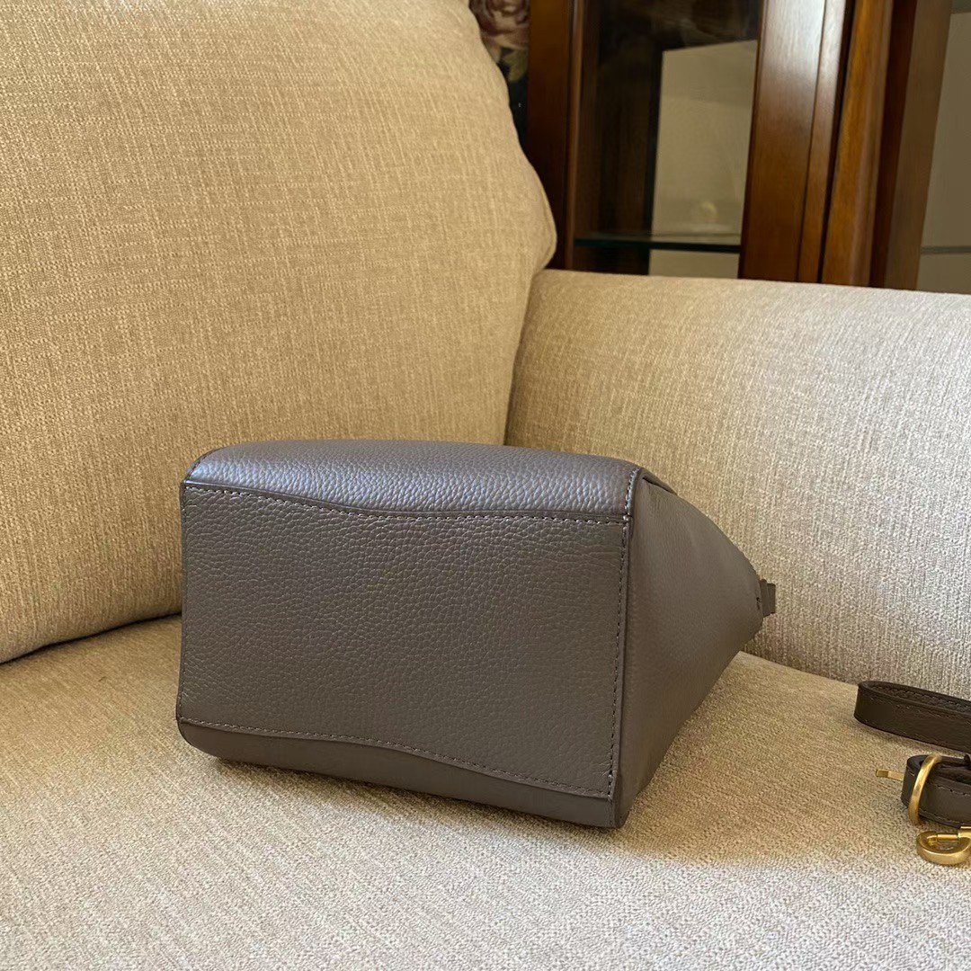 กระเป๋าสะพายไฮโซแบรนด์เนมโทรี่เบิร์ชสีเทาหนังแท้ TORY BURCH MCGRAW MINI BUCKET BAG
