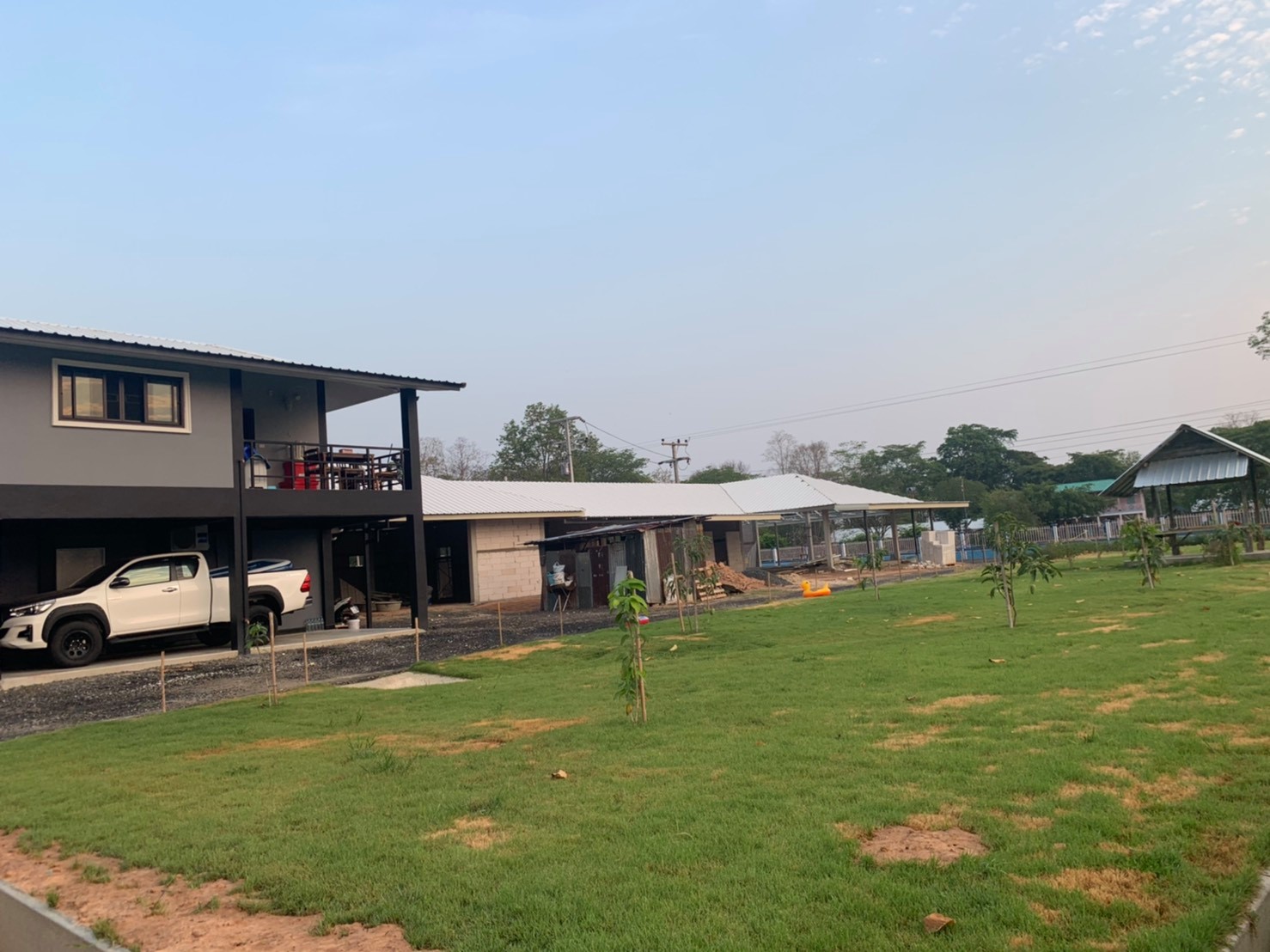 ขายบ้านพร้อมที่ดินมีพื้นที่สวนกว้างขวางพร้อมสำหรับทุกคนในครอบครัว2ไร่13ตรว.ติดถนนใหญ่ใกล้อบต.ป่าชัน 340 เมตร จ.บุรีรัมย์