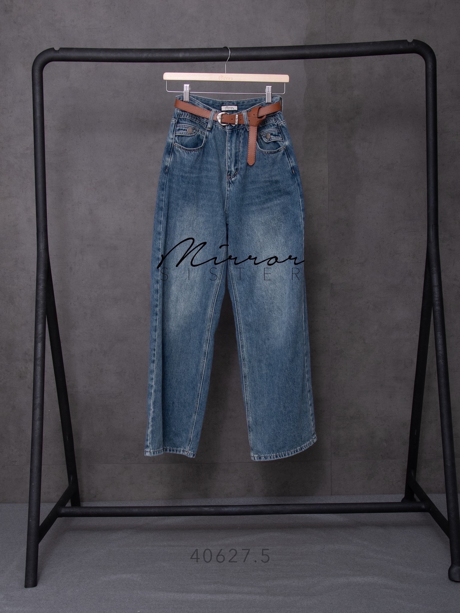 MiRRoRSiSTER's SéLé PReMiuM DeNiM PANTs with BELT•• กางเกงยีนส์สีเข้ม ขากระบอกทรงสวยมาก เนื้อผ้ายีนส์PreMiumไม่แข็งใส่สบายนุ่มผิวสุดๆ มาพร้อมเข็มขัดสีน้ำตาลหัวเข็มขัดอะไหล่เงินทรงเก๋