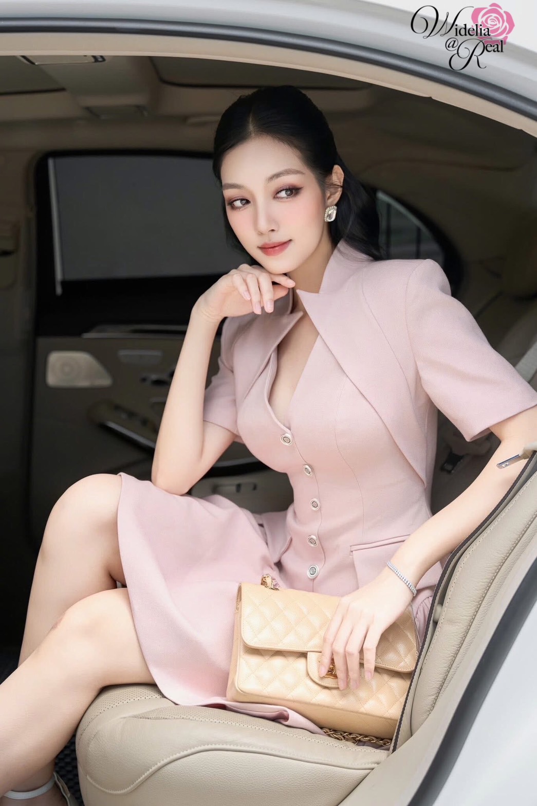 Dress เดรสแขนสั้น คอวี แต่งกระดุมหน้า ซิปหลัง กระโปรงเย็บระบาย งานเนื้อผ้าอย่างดีมีน้ำหนัก ผ้าเรียบสีชมพู ชุดนี้งานสวยทรงเป๊ะ คัตติ้งเนี๊ยบมาก แนะนำเลย รับรองใส่ออกมาไม่ผิดหวังการันตีให้เลย บอกเลยห้ามพลาดเด็ดขาด งานดีงานสวยแน่นอน