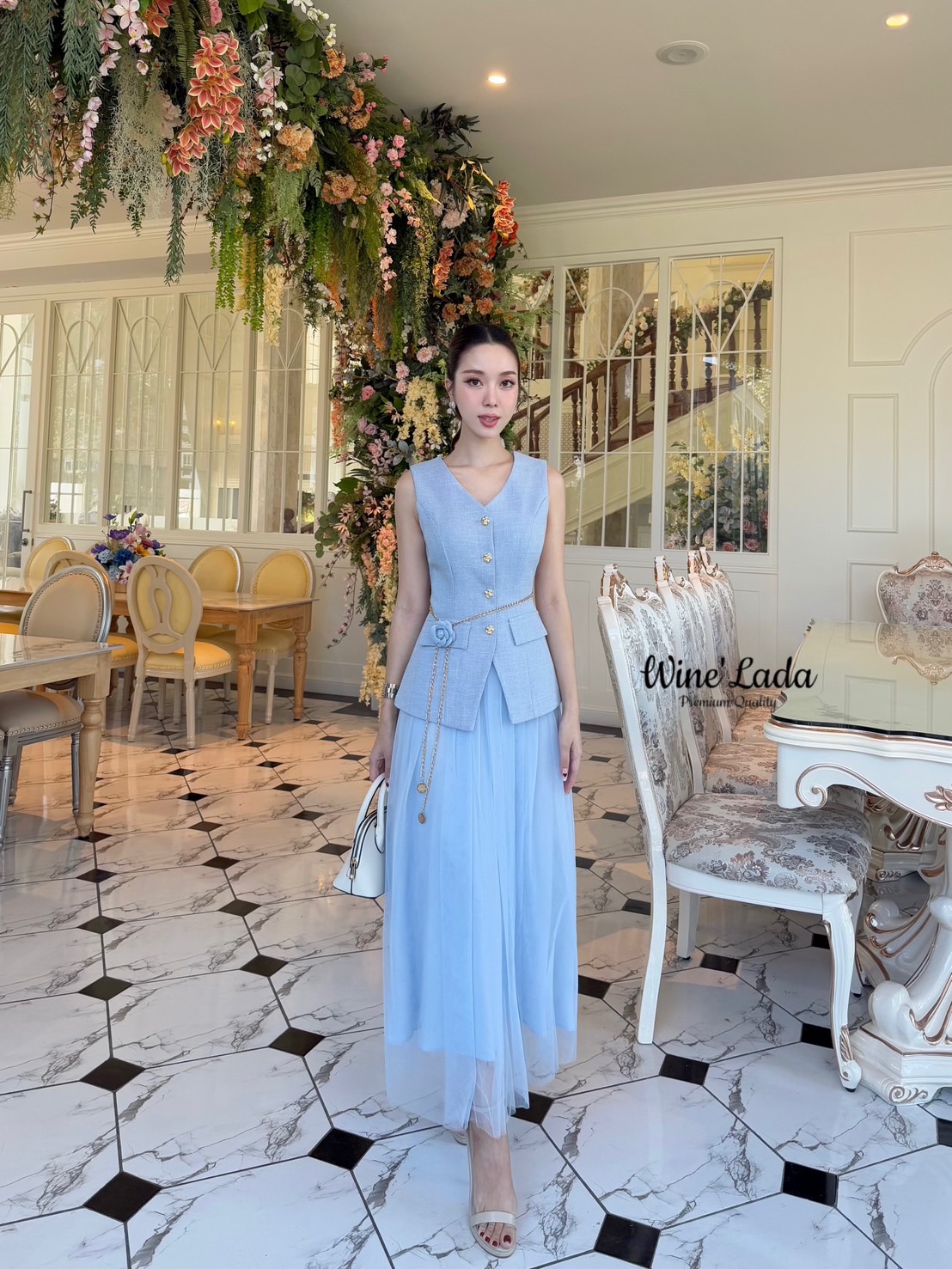 Set 4 Pcs. เช็ทเสื้อแขนกุดกระดุมหน้า เนื้อผ้ามีเทคเจอร์ มาพร้อมกระโปรงมุ้งสีเข้าเซ็ท มีเข็มกลัดดอกไม้และเข็มขัดโซ่ เพิ่มความลัคซู ทรงสวย เป๊ะ สวยหรู ดูแพง มากค่ะ ใส่แล้วผอมเพียว ซับในทั้งตัว เนื้อผ้าใส่สบาย สายลัคซูรี่ ต้องมีติดตู้ ใครได้ลองแล้วจะหลงรักค่