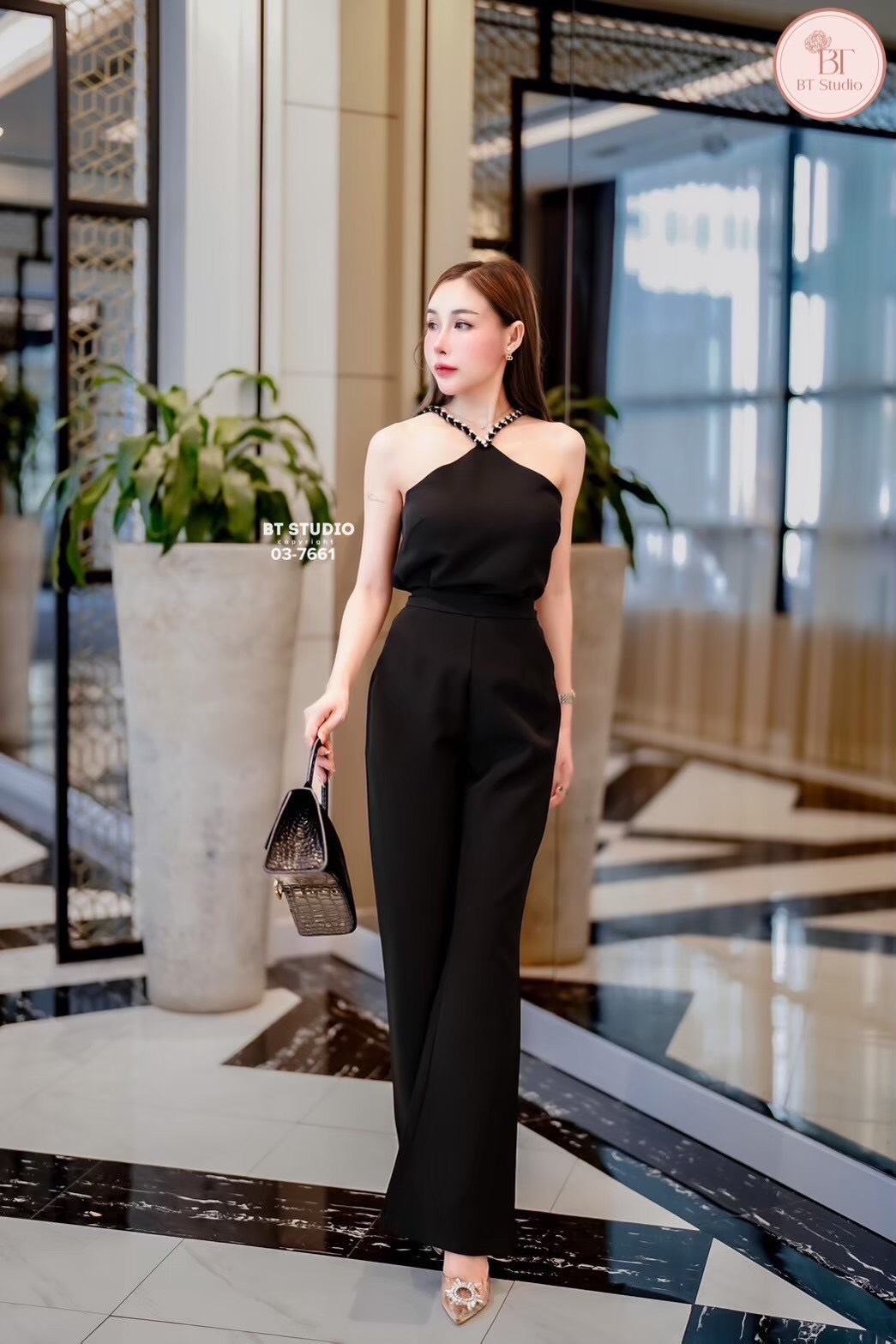 TAG : BT studio DETAIL : เซท 2 ชิ้น เสื้อสายเดี่ยว สายสีดำคาดสลับกับโซ่สีทอง ช่วงอกเสริมฟองน้ำ มาพร้อมกางเกงขายาว ซิปหลัง ซับใน