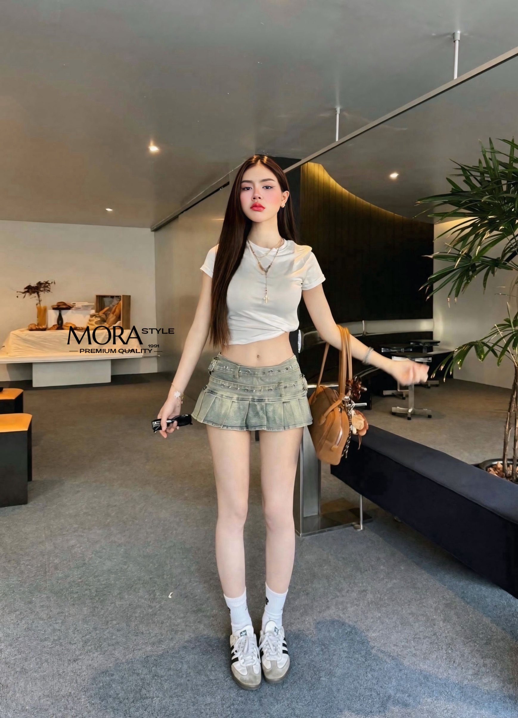 เซ็ต 2 ชิ้น กระโปรงยีนส์เอวต่ำ สียีนส์อ่อน แต่งจีบรอบตัว แต่งด้วยสายเข็มด้านหน้าน้องน่ารักมาก มาพร้อมกับเสื้อครอปแขนตัดผ้ายืดหยุ่นใส่สบาย ใส่แมทเที่ยวชิวๆได้เลยค่าา