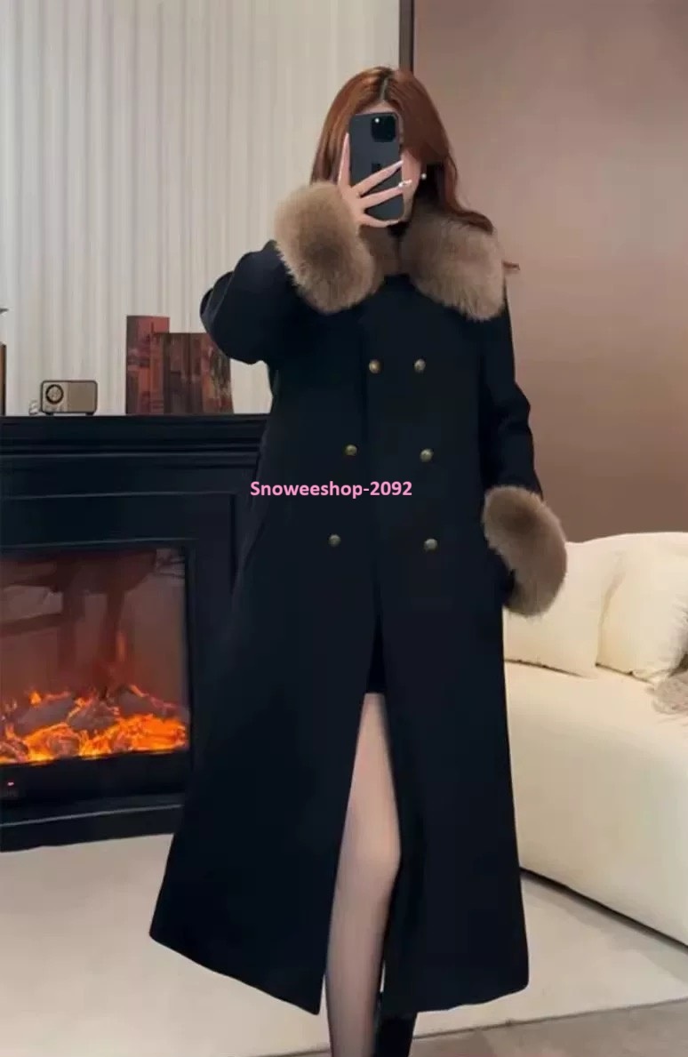 โค้ทตัวนี้คือ ตัวแม่ประจำฤดูหนาว เก็บลุคหรูได้แบบไม่ต้องพยายามเยอะ ปกขนเฟอร์ + ขนปลายแขนแบบฟูๆ แต่งลายสวย หรูมีคลาส ซับในหนา อบอุ่นมาก ใส่ติดลบได้จริง เดินในหิมะก็ยังสวยแบบมีประกาย