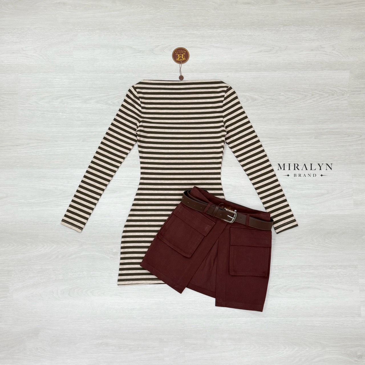 เซต 3 ชิ้น เสื้อยืดแขนยาวคอปาดลายสีน้ำตาลทรงยาว ใมาพร้อมกระโปรงผ้ายีนส์สีน้ำตาลแต่งดีเทลด้วยกระเป๋าข้าง พร้อมเข็มขัดสีน้ำตาลงานเก๋มาก การันตีงานคุณภาพ คัตติ้งประณีตใส่ใจทุกรายละเอียดของงาน