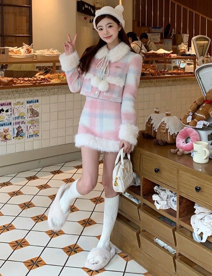 Set2 ชิ้น เสื้อแต่งขนเฟอร์สีหวานน่ารักมาก+กระโปรงเข้าชุด ใครไปต่างประเทศขึ้นเครื่อง สวย ปัง ถ่ายรูปน่ารักสุดๆๆ ตัวนี้แนะนำใส่แล้วไม่มีตกเทรนเลยค่ะ ลุคส์คุณหนูท่านหนึ่ง น่ารักฝุดๆๆ สวยมากๆๆๆ ต้องมีติดทริปเลยค่ะ