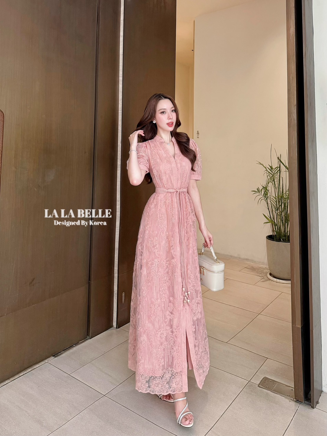 แม็กซี่เดรสลูกไม้ปักทั้งชุด2ชิ้นเดรสคอตั้งกระดุมหน้ายาวมาพร้อมซืปหลังแขนตุ๊กตาซีทูเอวเข้ารูปกระโปรงยาวซับถึงปลายชุดใส่คู่เข็มขัดถักแต่งภู่ๆสวยมากงานคุณภาพเกรดพรีเมี่ยม