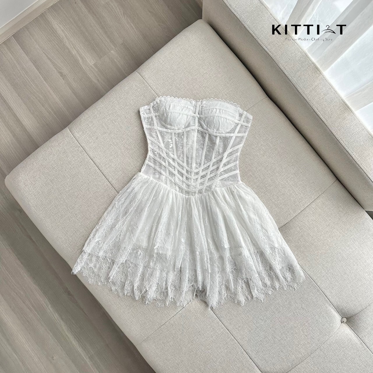 Dress เกาะอก High Quality ลุคนี้สาวก high luxury ห้ามพลาด กับตัวเดรสผ้าลูกไม้เนื้อดี ตกแต่งด้วยการเล่นลายผ้า Detail แน่นมาก ซิบหลัง มีฟองน้ำเสริมอก รุ่นนี้ใครมี คือ ชนะเลิศ