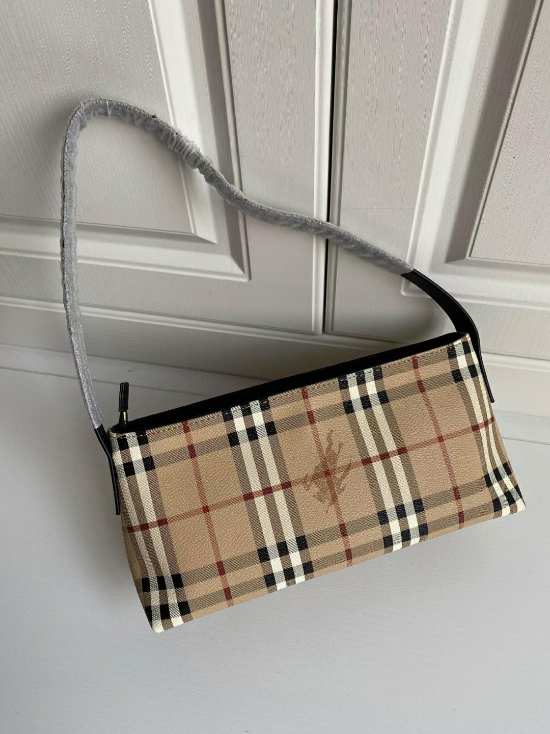 กระเป๋าสะพายไฮโซแบรนด์เนมเบอเบอรี่สีน้ำตาลครีมลายตาราง BURBERRY CROSSBODY VINTAGE BAG VIP GIFT WITH PURCHASE (GWP) พรีเมี่ยมกิ๊ฟ Limited Edition จากBURBERRY