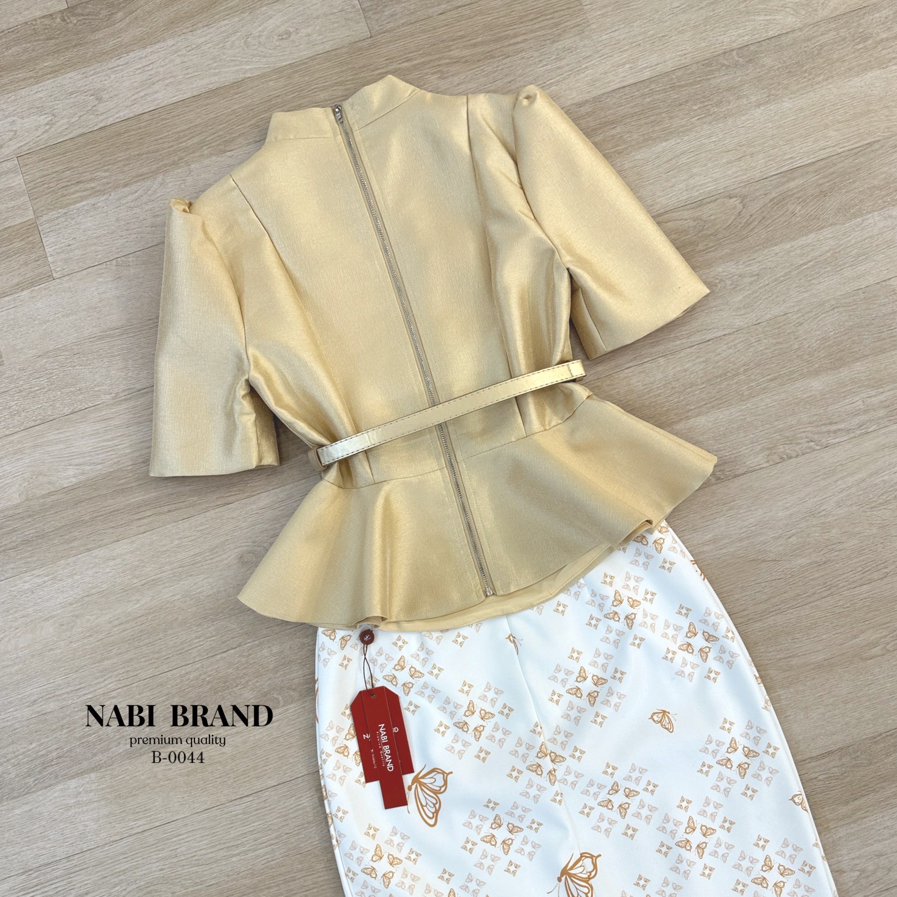 ชุดเซ็ตเสื้อแขนสั้น คอจีน ดีไซน์แต่งกระดุมด้านหน้า งานซิปหลัง ผ้าเงาสวยหรูอยู่ทรง มีฟองน้ำ ซับใน มาคู่กับกระโปรงพิมพ์ลายผีเสื้อ ผ้านุ่มงานอัดกาว ทำให้อยู่ทรง มีซับในอย่างดีงานซิปหลัง สวมใส่ง่าย ใส่แมทช์กับเสื้อและเข็ม คือสวย ดูสง่าผู้ดี สามารถใส่ออกงาน ใส