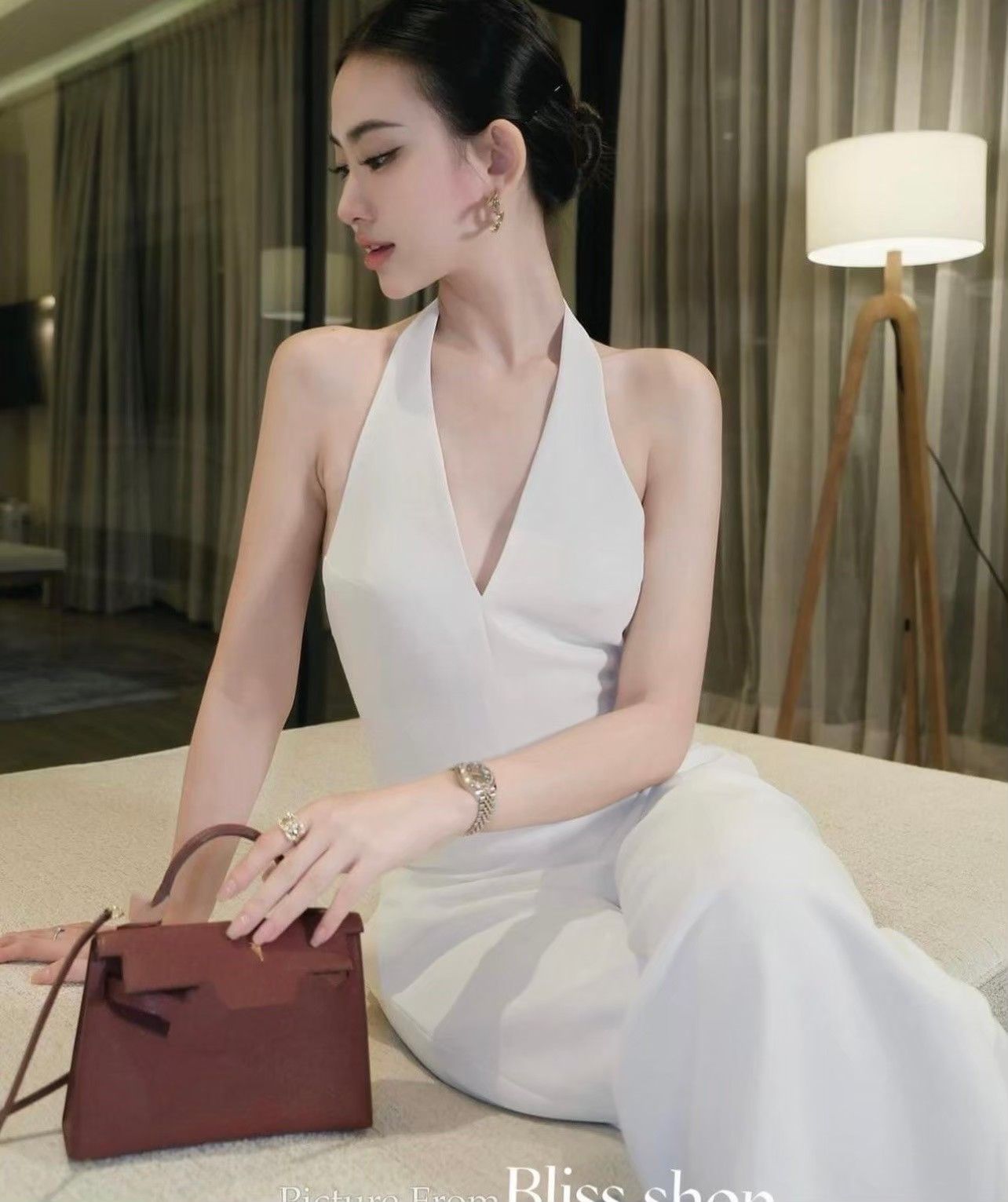 จั้มสูทกางเกงขายาว สีขาวมีความเรียบหรูดูแพง ชุดมีซับใน หน้าอกมีฟองน้ำ มีซิบด้านหลัง กางเกงมีกระเป๋าทั้ง2 ข้าง เนื้อผ้าดีมากๆ ชุดนี้บอกได้คำเดียวสวยหรูดูแพง ใส่สวยมาก ใส่ทำงาน ออกงาน แนะนำเลยคร้า ต้องมีเก็บนะชุดนี้ ช้าหมดก่อนนะบอกเลย ห้ามพลาดคร้า