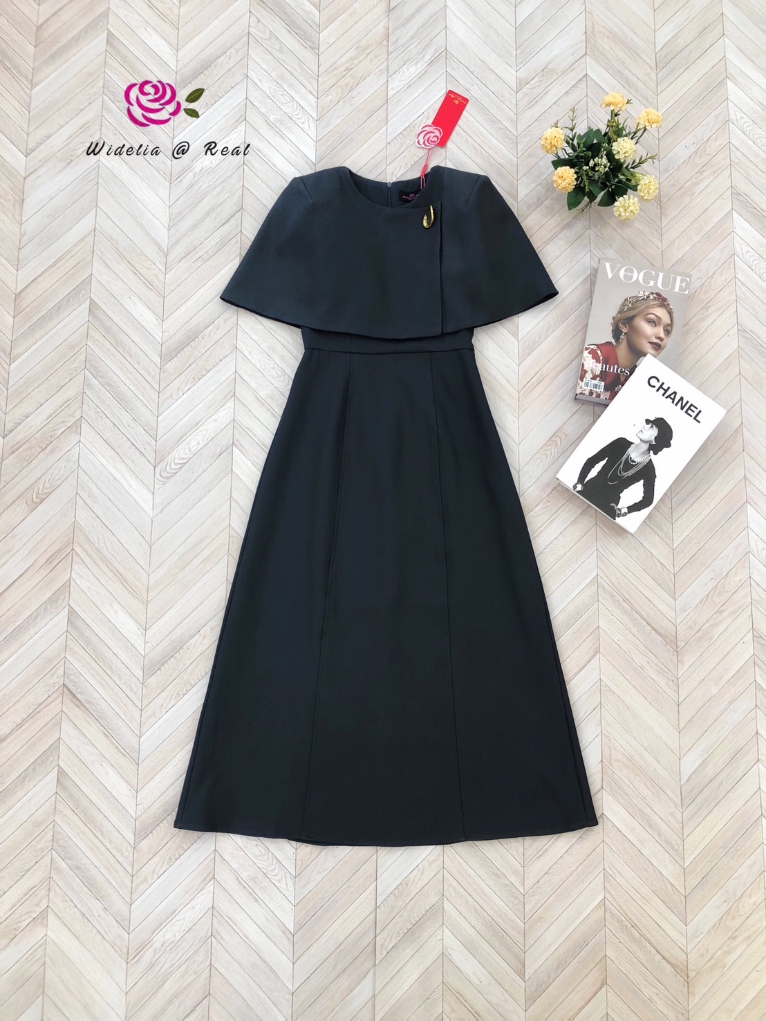 Dress เดรสตัวยาวช่วงบนทรงผ้าคลุม ไหล่เสริมฟองน้ำ อกเสริมฟองน้ำ อกแต่งกระดุมทอง ซิปหลัง งานเนื้อผ้าอย่างดีมีน้ำหนัก ผ้าไม่บาง ผ้าเรียบสีพื้น งานคัตติ้งเนี๊ยบมากๆ ทรงสวย งานเป๊ะ รับรองใส่ออกมาไม่ผิดหวังการันตีให้เลย