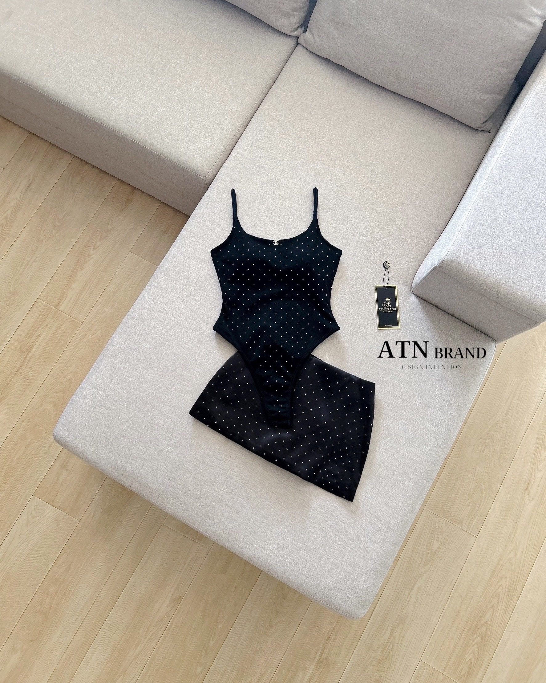 ชุดSet 2ชิ้น ติดคริสตัลฉ่ำๆ บอดี้สูท ซิปด้านข้าง มีกระดุมที่เป้า สายปรับได้+กระโปรงเอวต่ำผ้าซาตินทรงสวยเป๊ะ(ซับในเป็นกางเกง) ผ้าดีมากๆ ใส่แล้วดูผอมเพรียวเวอร์ ความคลุมโทนคือปัง เอาไปMix&match ได้อีกหลายสไตล์