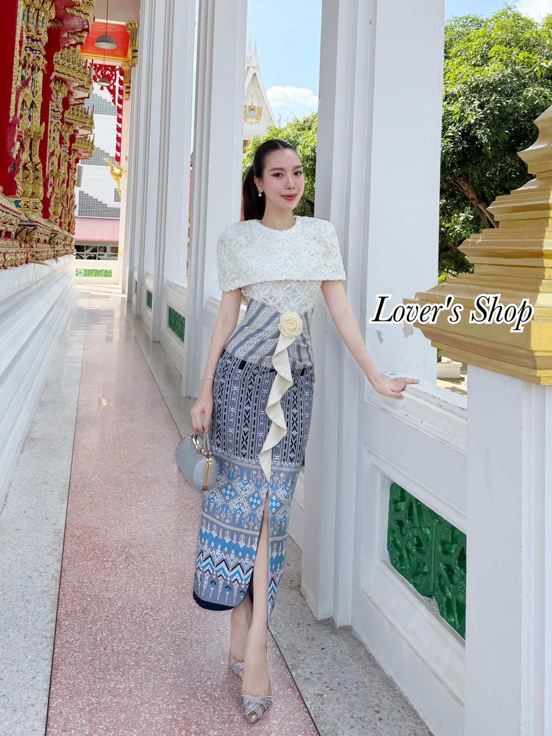 Lover’s Shop Detail : เซ็ทชุดผ้าไทยแบบฉบับสาวติดแกลมค้า สวยหวานละมุนลงตัวสุดๆ ไม่ต้องไปจับแม็ทเองค้า สวยยกเซ็ท ดีเทลตัวเสื้อเป็นทรงคลุมไหล่ ทรงเข้ารูปพอดีตัว ช่วงปกด้านหลังผ่าออก สามารถยกมือใช้งานได้สะดวกค่ะ ตัวเสื้อมีซับในอย่างดีค่ะ ใช้ผ้าลูกไม้เนื้อนุ่ม