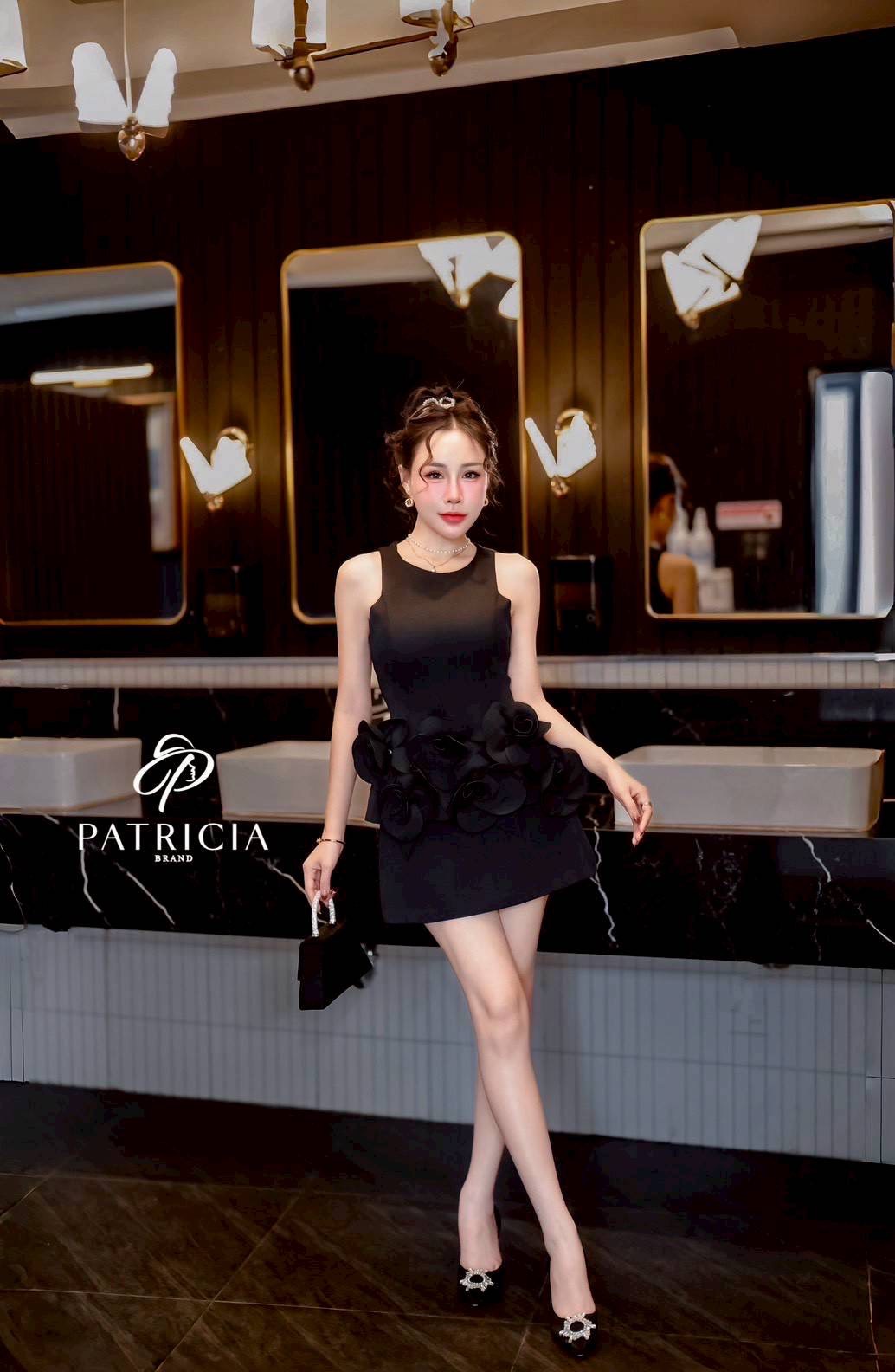 Set 2 ชิ้น เสื้อ+กระโปรง เซ็ทนี้ตะโกนเลยว่า ผ้าดีมากกก!!! ตัวเสื้อเป็นทรงเเขนกุด เป็นงานซิปหลัง ด้านในมีฟองน้ำอย่างดี เเละมีดอกไม้ใหญ่ๆ