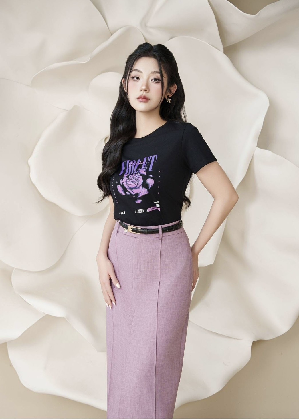 Set 2 ชิ้น เสื้อยืดสีดำคอกลมแขนสั้นเนื้อผ้านิ่มดีใส่สบาย ด้านหน้าช่วงอกสกรีนลายกุหลาบสวย ตัวเสื้อทรงพอดีตัว มาพร้อมกับกรกโปรงเอวสูงทรงเอสีชมพู ตีเกร็ตยาวด้านหน้า ดีเทลผ่าหน้า(มีตะขอซิปหน้า) มาคู่เข็มขัดใส่ปรับเข้ารูปให้ทรงสวยดีไซน์เก๋ เนื้อผ้าดีมีซับใน ทร