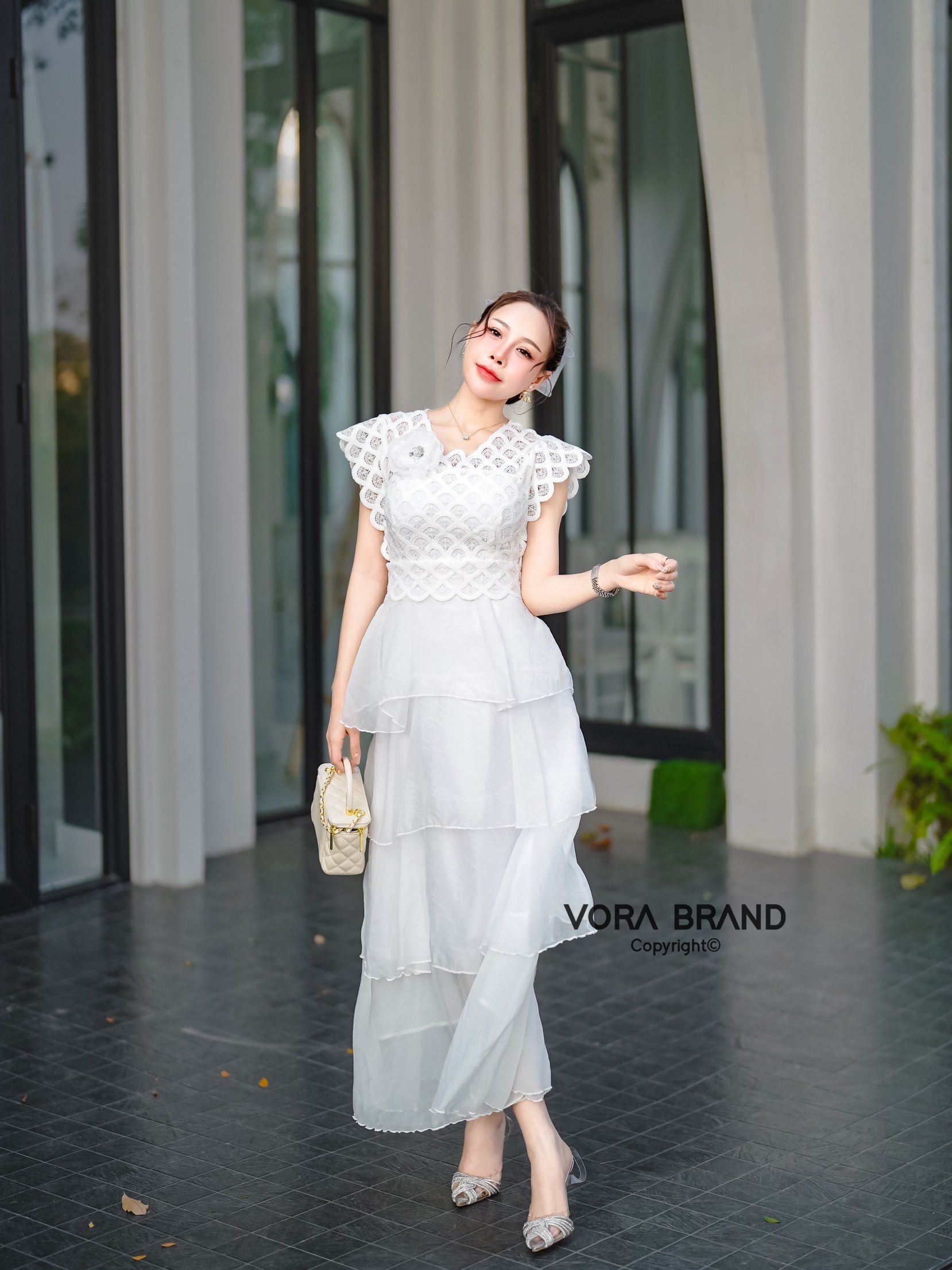 Dress ยาว คอวี ช่วงบนแต่งผ้าลูกไม้ มีฟองน้ำจัดทรงให้ค่ะ แต่งเข็มกลัดดอกไม้ช่วงอก เอวเข้ารูป ช่วงกระโปรงแต่งระบายชั้นๆ น่ารักมากค่ะ เนื้อผ้าใส่สบายมีซับในทั้งชุดค่ะ ... ใส่ออกมาแล้วเป๊ะเว่อร์ แพทเทรินเนี๊ยบสุดๆ สามารถใส่ได้ในทุกโอกาสเลยค่า