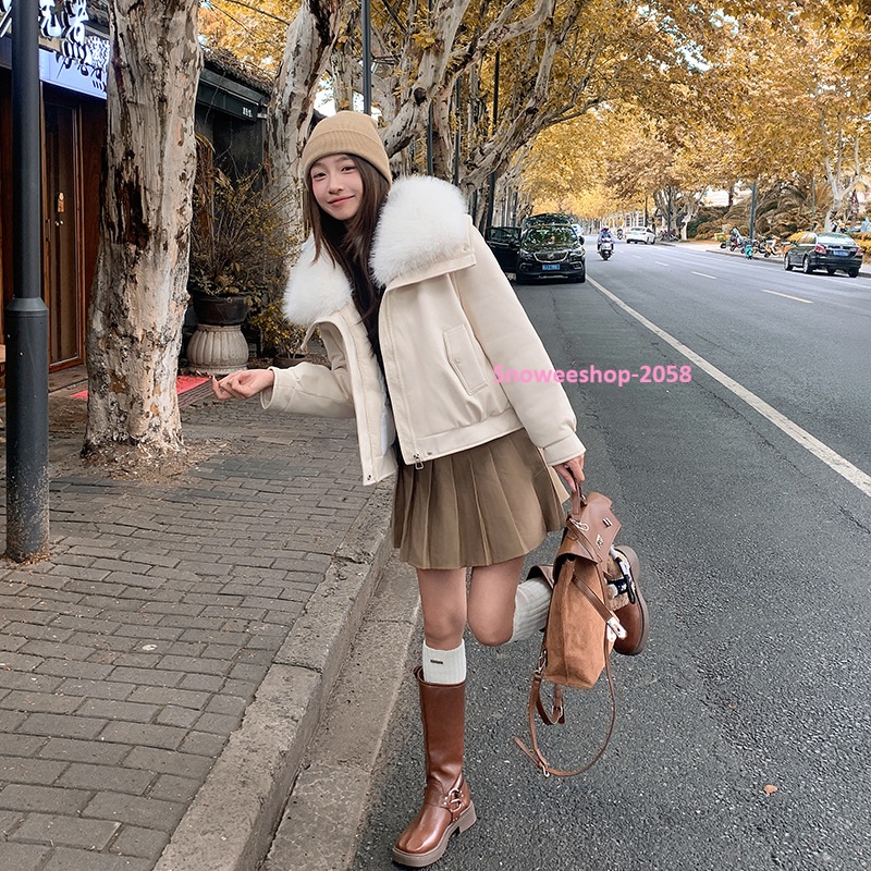 แค่ใส่ก็ได้ลุค “Luxury Winter Girl” แจ็คเก็ตดาวน์ปกขนเฟอร์ ทรงโอเวอร์ไซส์สุดเก๋ กันหนาวติดลบได้จริง ใส่ถ่ายรูปก็สวยปัง! มี 6 สี เลือกแมทช์ได้ทุกสไตล์