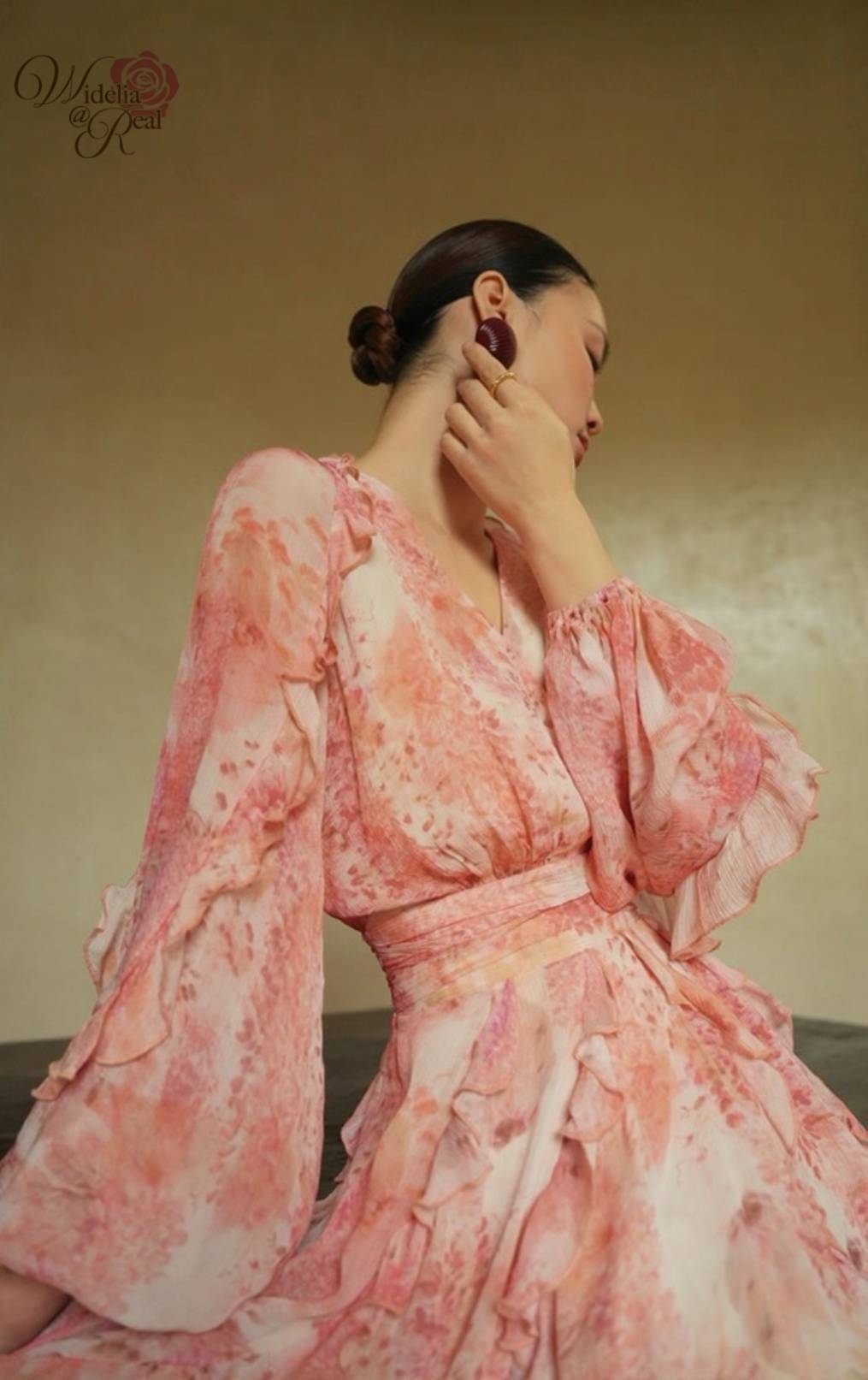 Dress เดรสตัวสั้น ตัวสวย งานเก๋ ใส่สบาย คอวี แขนยาวเย็บระบาย เอวเข้ารูปสวย เย็บระบายรอบตัวกระโปรงดูพริ้วสวย ผ้าพิมพ์ลาย เนื้อผ้าอย่างดี แนะนำเลย รับรองใส่ออกมาไม่ผิดหวัง บอกเลยห้ามพลาดเด็ดขาดงานดีงานสวยจริงต้อง Widelia @ Real