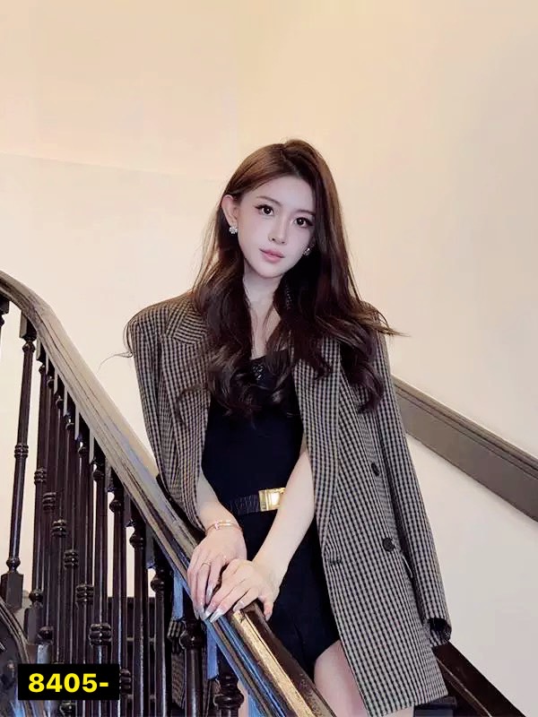 Setเสื้อทรงสูทตัวยาว ลวดลายไฮโซโก้หรู ทรงปล่อยๆ ใส่สบาย งานผ้าดี๊ดี ด้านหน้ามีกระดุมใช้งานได้จริง มีกระเป๋าใช้งานได้จริง ช่วงไหล่เสริมฟองน้ำเพื่อทรงสวย มีซับใน +++มาพร้อมเดรสสั้น สวยเปรี้ยว ที่แมชกันได้อย่างลงตัว มีซับใน มีซิปหลัง +++ มาพร้อมเข็มขัด
