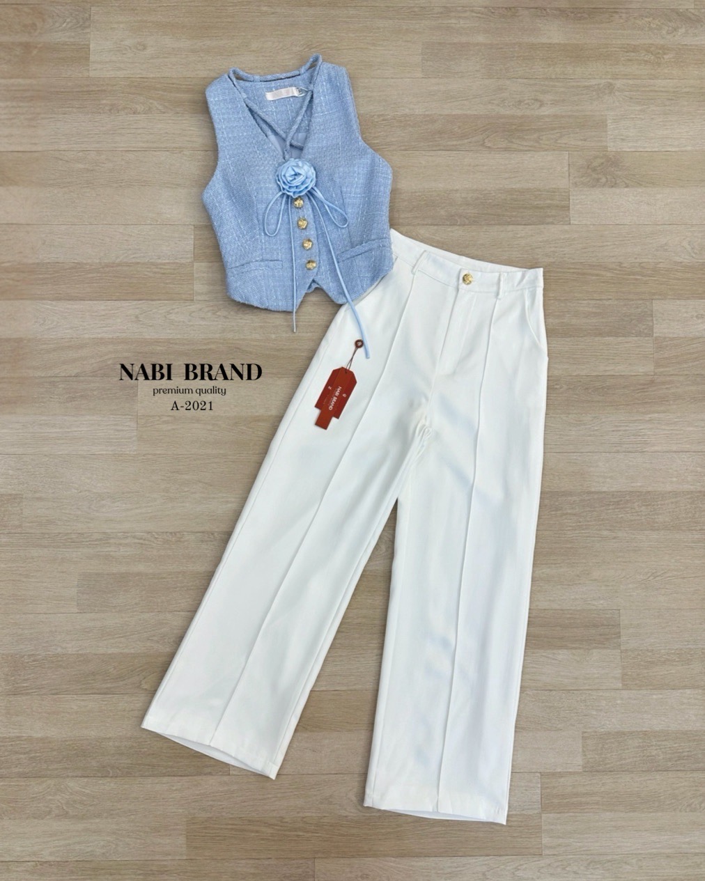 Label :: #NABIBRAND Code :: A-2021 Detail :: ชุดเซ็ตเสื้อแขนกุด ดีไซน์แต่งสาย คอV กระดุมทอง มาคู่กับกางเกงขายาวทรงกระบอกเล็ก ตีเกล็ตเส้นด้ายตรงกลาง กางเกงซิปหน้า มีกระเป๋า 2ข้าง มาคู่กับเข็มกลัดดอกไม้ สวยน่ารักมากๆ พลาดไม่ได้setคือสวย เป๊ะสุด ใส่ได้ตลอดค่