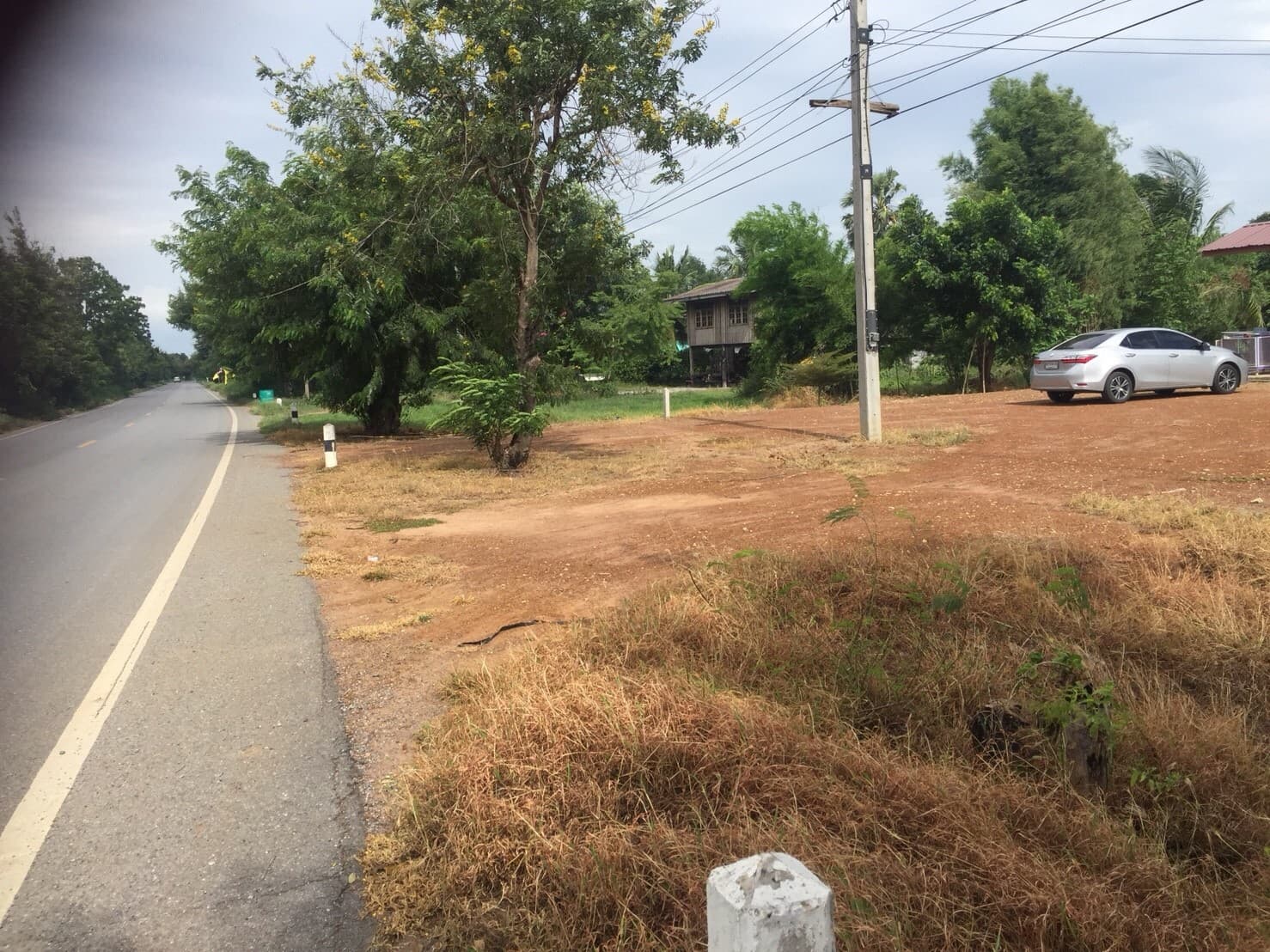 ขายบ้านพร้อมที่ดินราคาถูกติดถนนใหญ่หมายเลข (3468) ห่างจาก อบต.บ้านโข้ง 876 เมตร