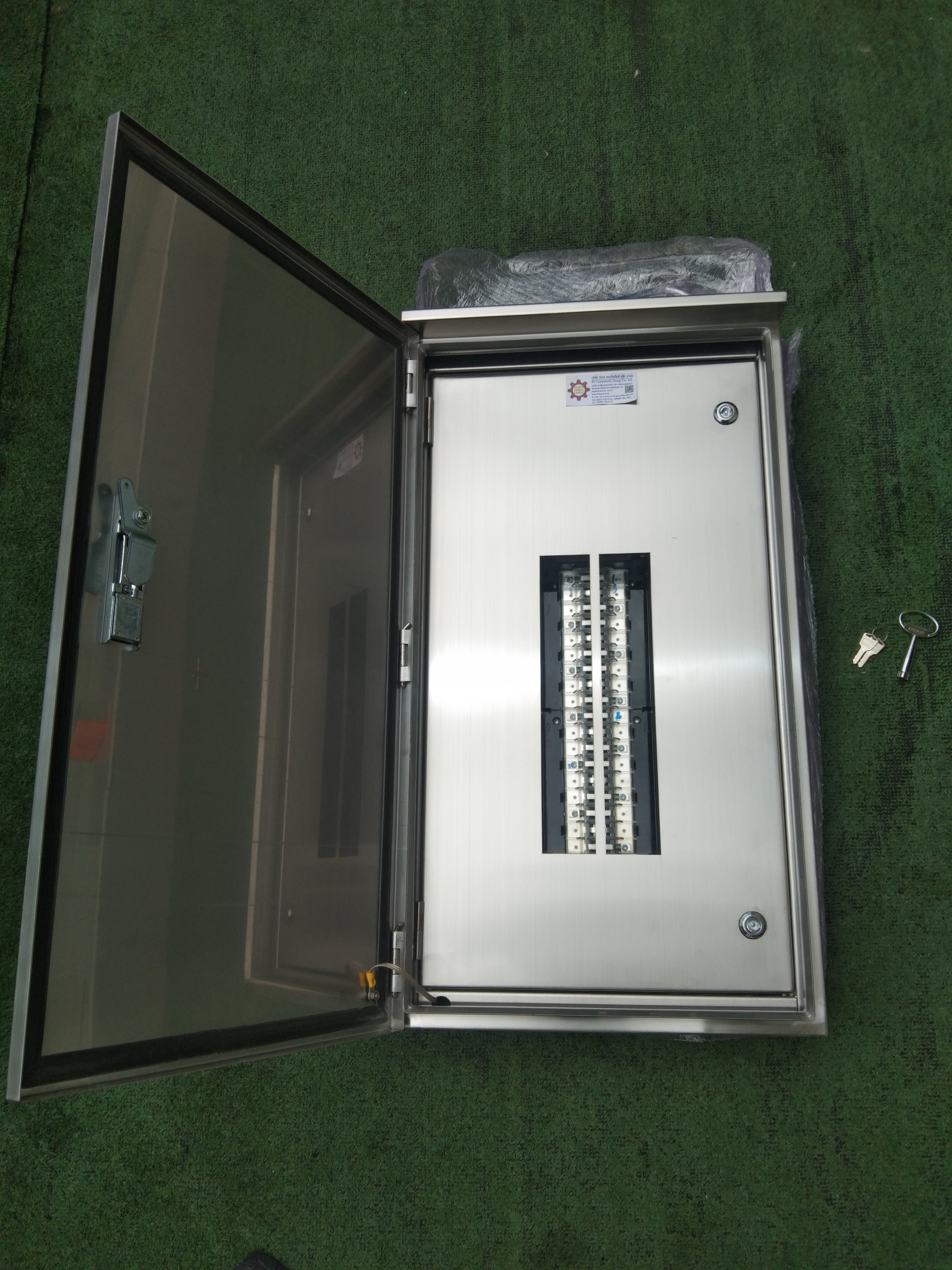 Main LUG 250A ตู้สแตนเลส 304 มีหลังคาสโลป W450xH800xD152mm. (36ช่อง)