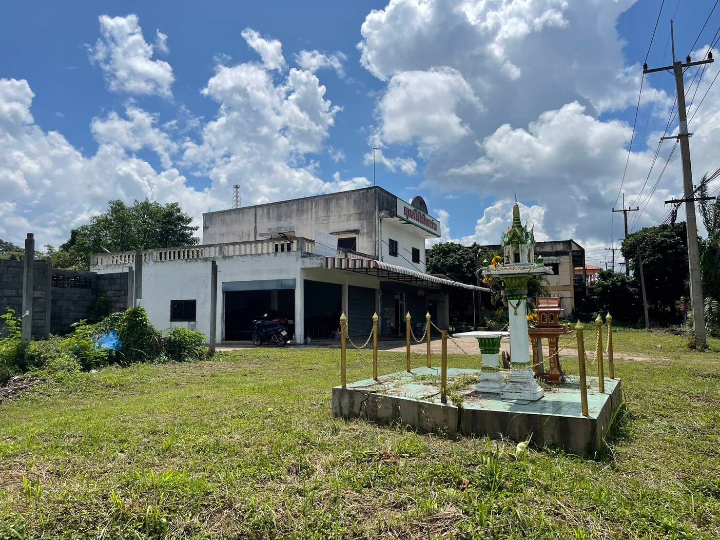 ขายที่ดินพร้อมสิ่งปลูกสร้าง 4 ห้องนอน 3 ห้องน้ำ 1 ไร่ 3 งาน 43 ตรว. ใกล้วิทยาลัยเทคนิคอำนาจเจริญ อ.เมือง จ.อำนาจเจริญ