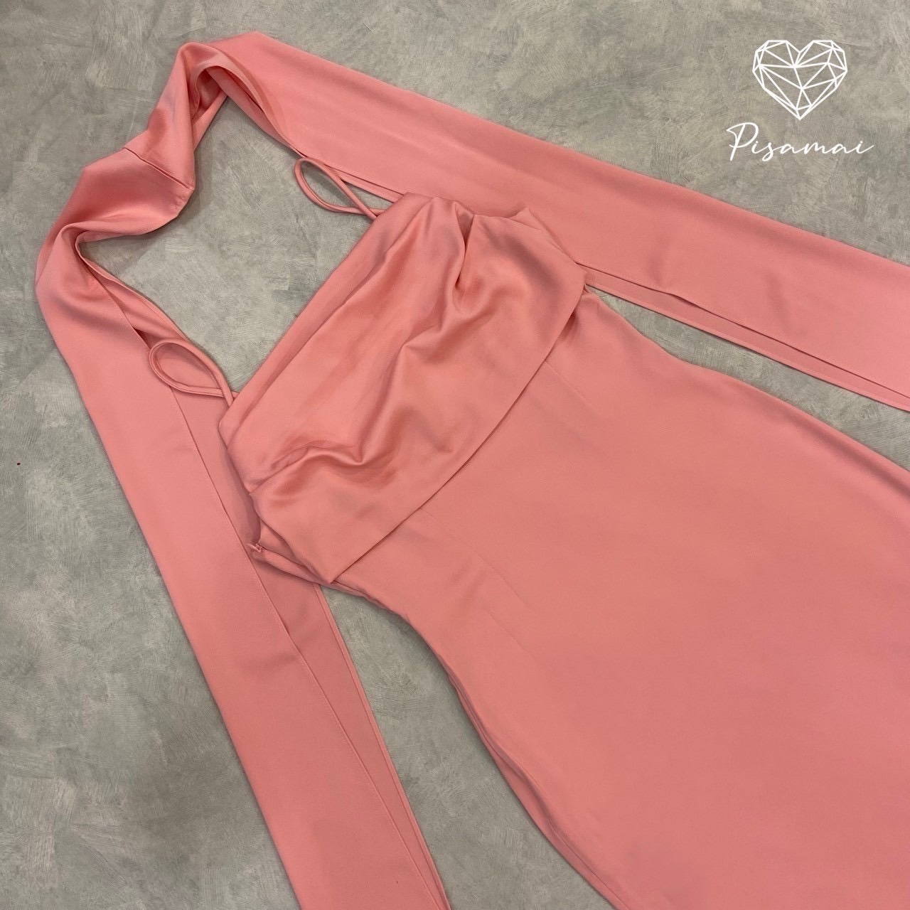 เดรสสายเดี่ยวอกย่นสีชมพูตัวยาว มาพร้อมโชกเกอร์ผ้าคาดคอผืนยาวใส่สวยมากกกก ราคานี้มือต้องไวเลยค่า รุ่นนี้ใส่สวย