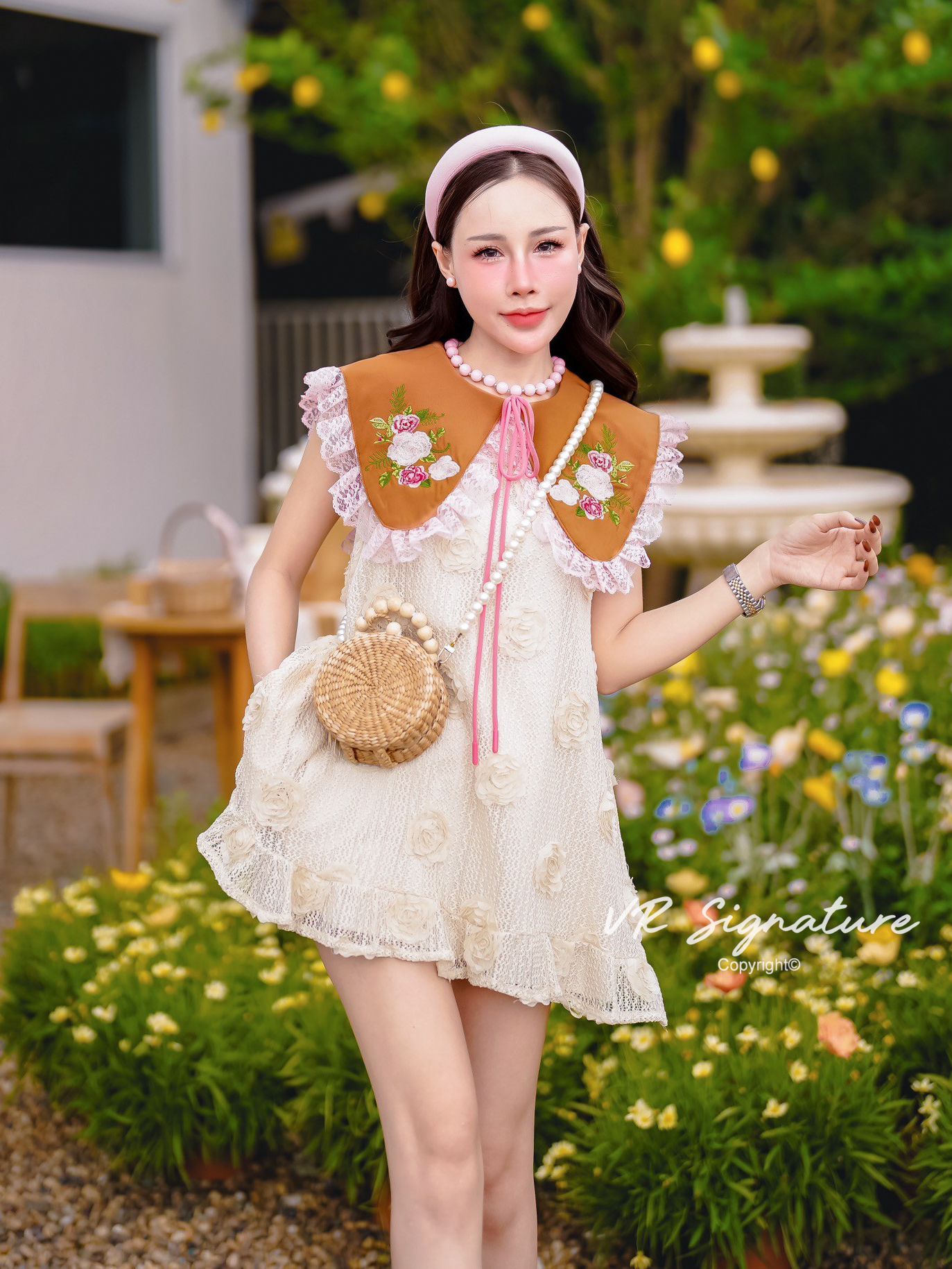 Set เดรสสั้นแขนกุด คอปกแต่งระบายลูกไม้ ปักลายดอกไม้ช่วงปก ผูกโบว์ช่วงคอเสื้อ เนื้อผ้าลูกไม้แต่งดอก3D กระจายทั้งชุด มีกางเกงขาสั้นเข้าชุด
