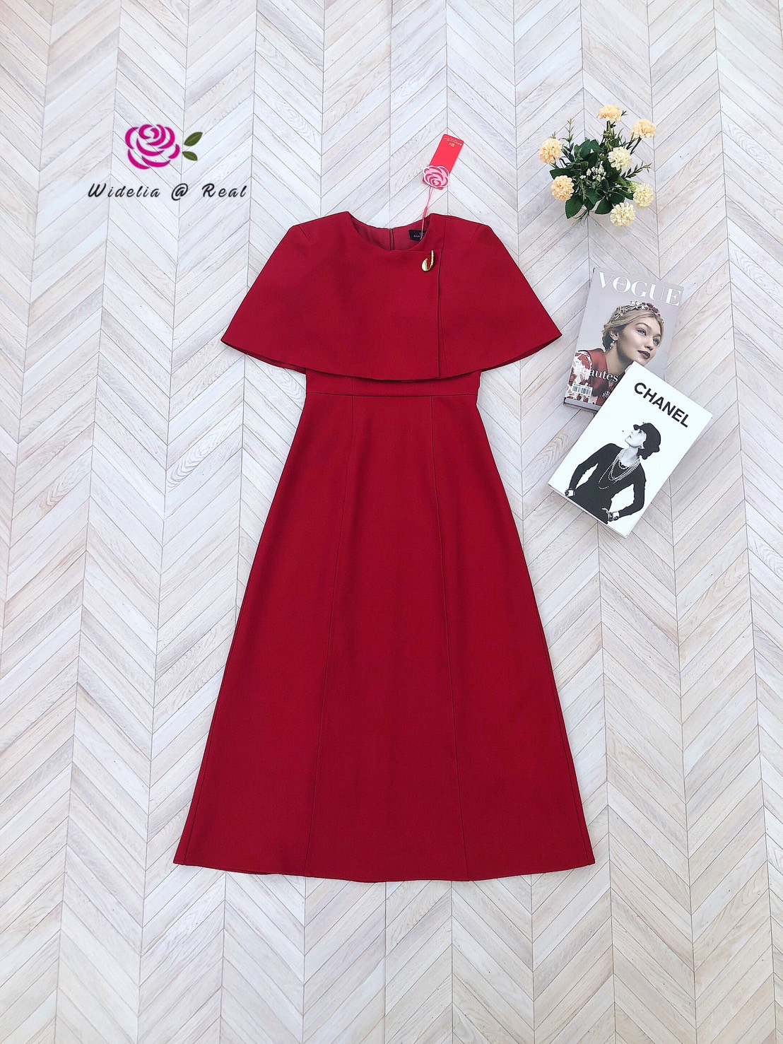 Dress เดรสตัวยาวช่วงบนทรงผ้าคลุม ไหล่เสริมฟองน้ำ อกเสริมฟองน้ำ อกแต่งกระดุมทอง ซิปหลัง งานเนื้อผ้าอย่างดีมีน้ำหนัก ผ้าไม่บาง ผ้าเรียบสีพื้น งานคัตติ้งเนี๊ยบมากๆ ทรงสวย งานเป๊ะ รับรองใส่ออกมาไม่ผิดหวังการันตีให้เลย